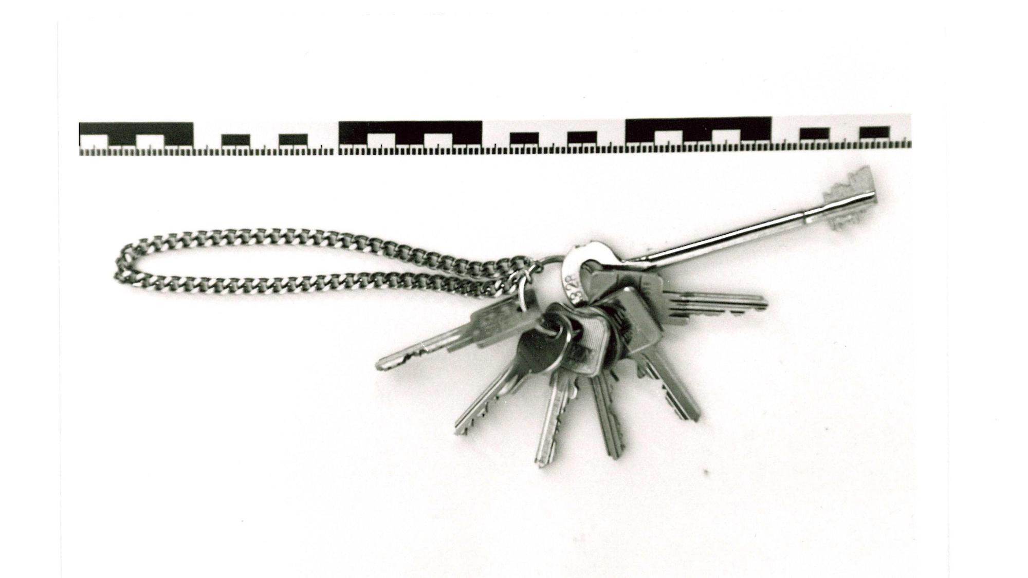Ein identisches Vergleichsstück eines Schlüsselbundes, nach dem in einem Cold Case gesucht wird.