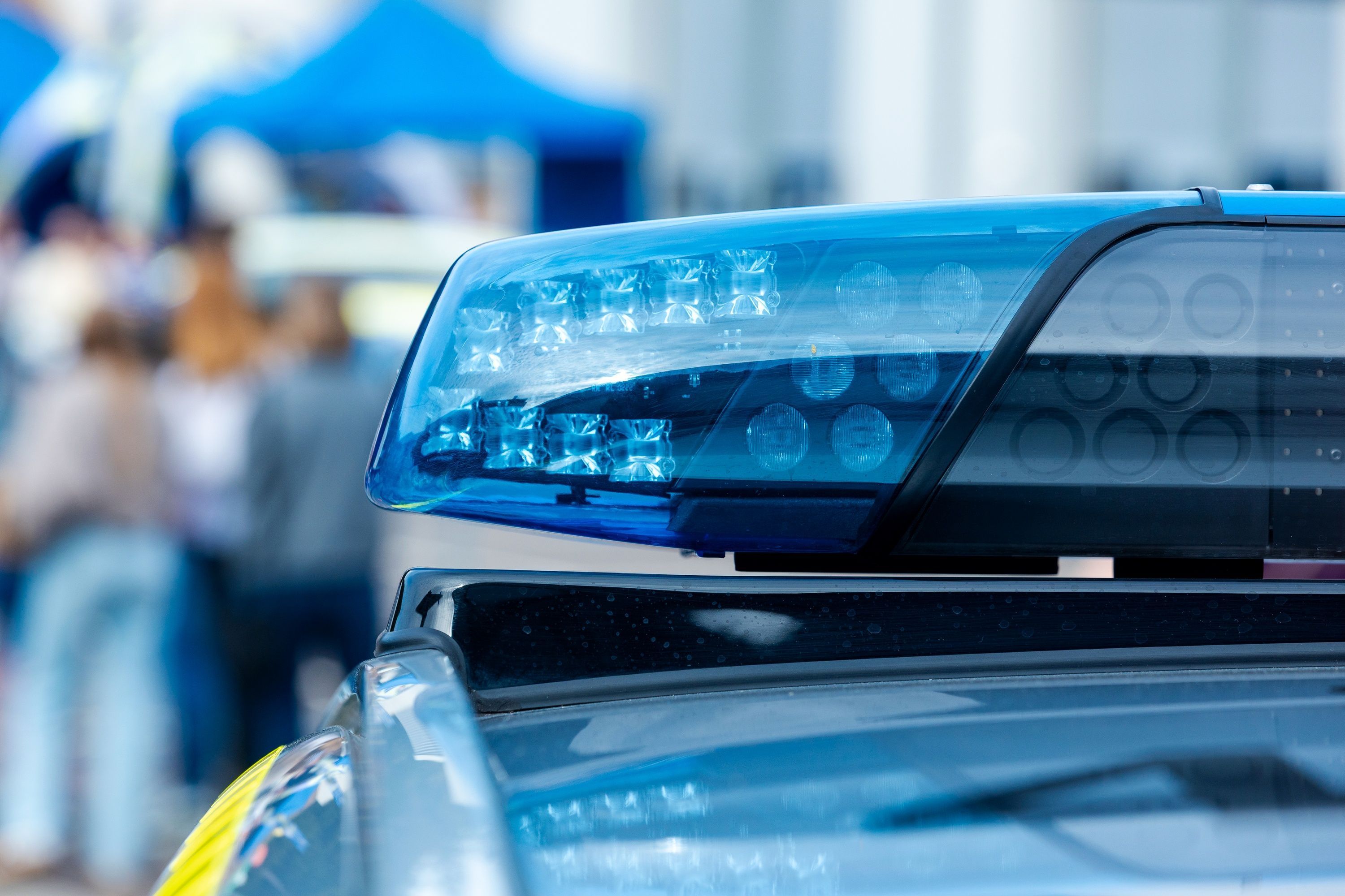 Ein unbeleuchteter Blaulichtbalken auf einem Streifenwagen der Polizei