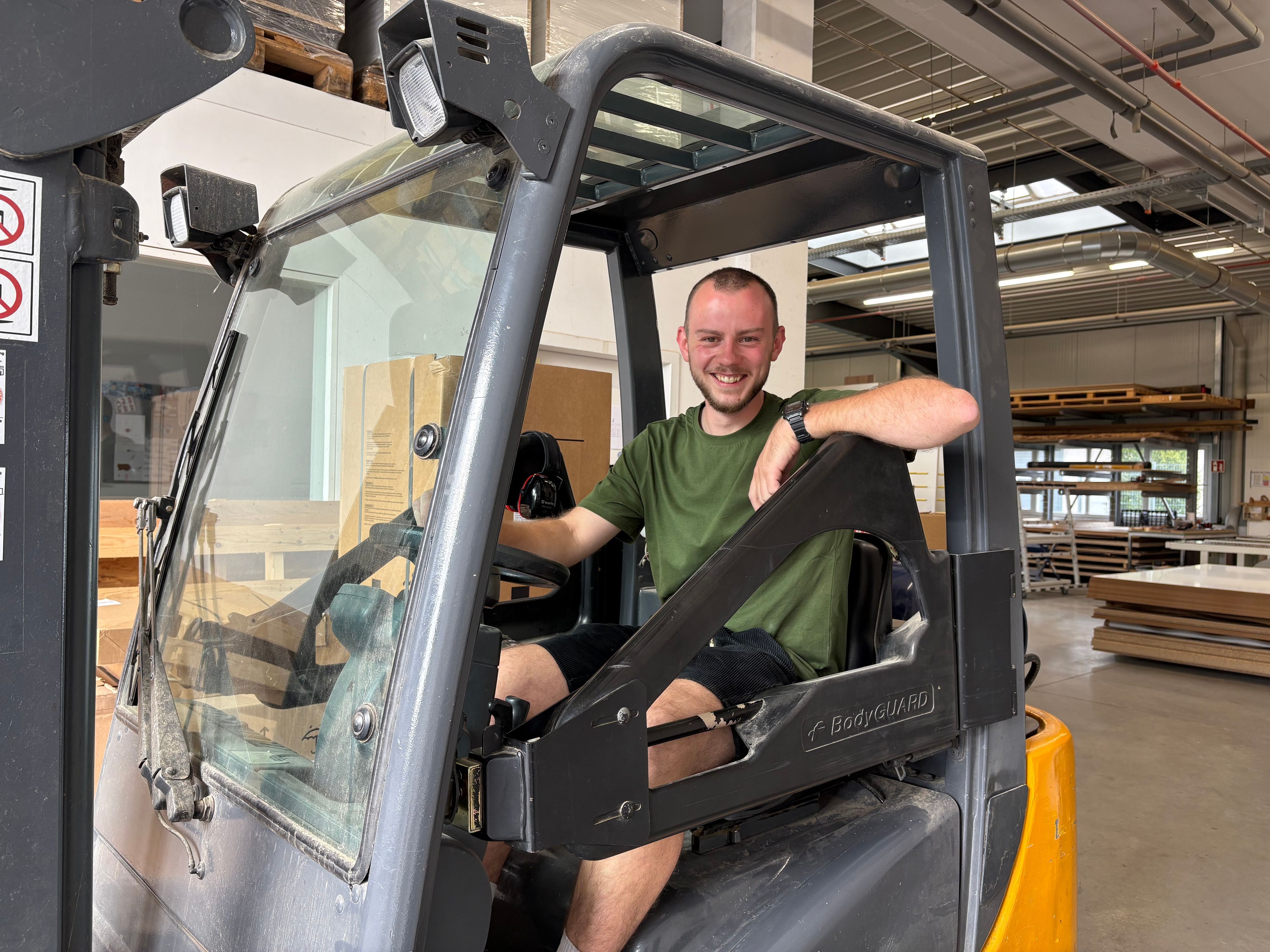 Louis hat Maschinen und Werkzeug schon immer geliebt: Den Gabelstapler-Führerschein hat er letztes Jahr gemacht.