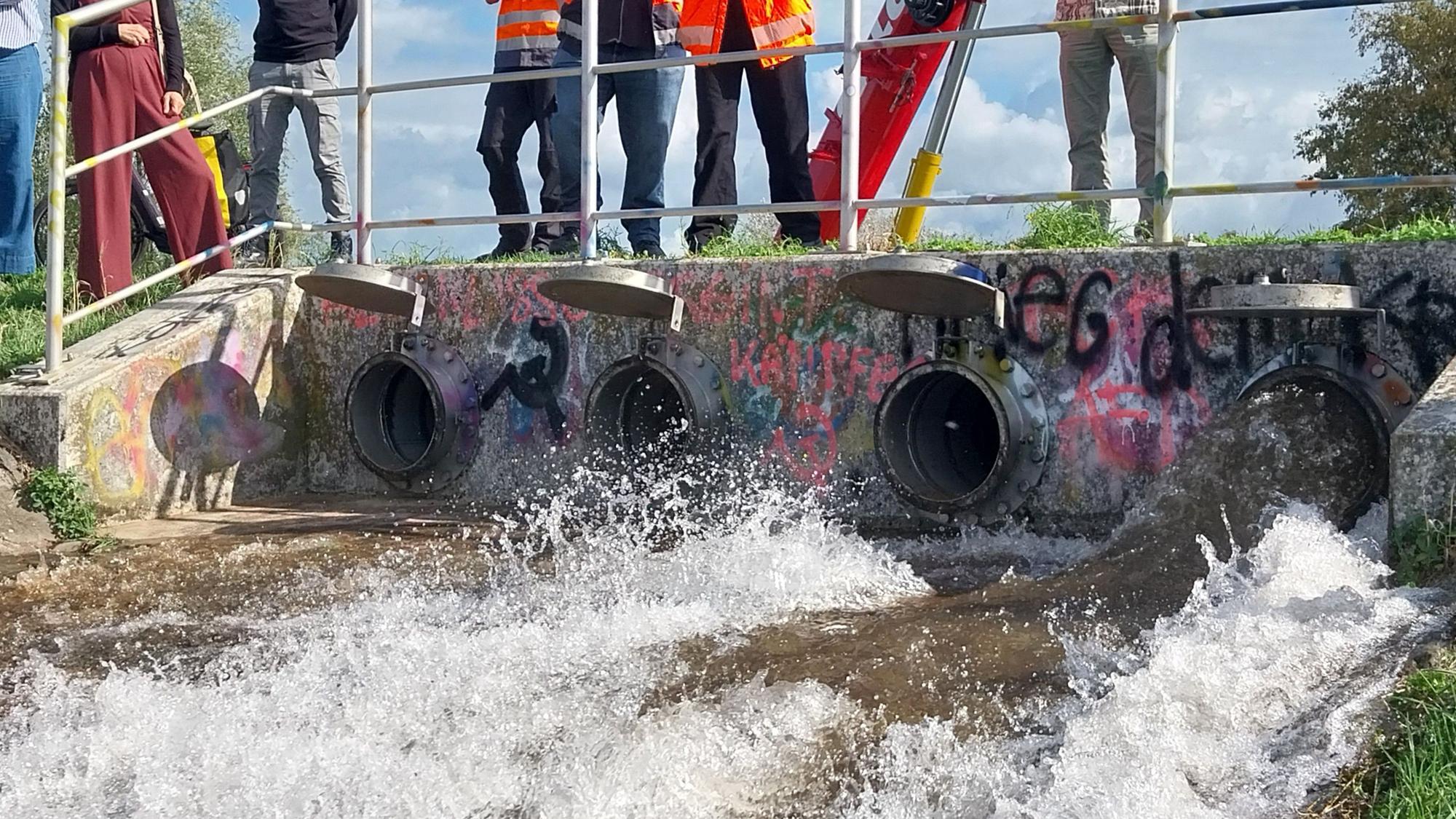 Wasser kann von außerhalb des Damms in den Polder gepumpt werden.