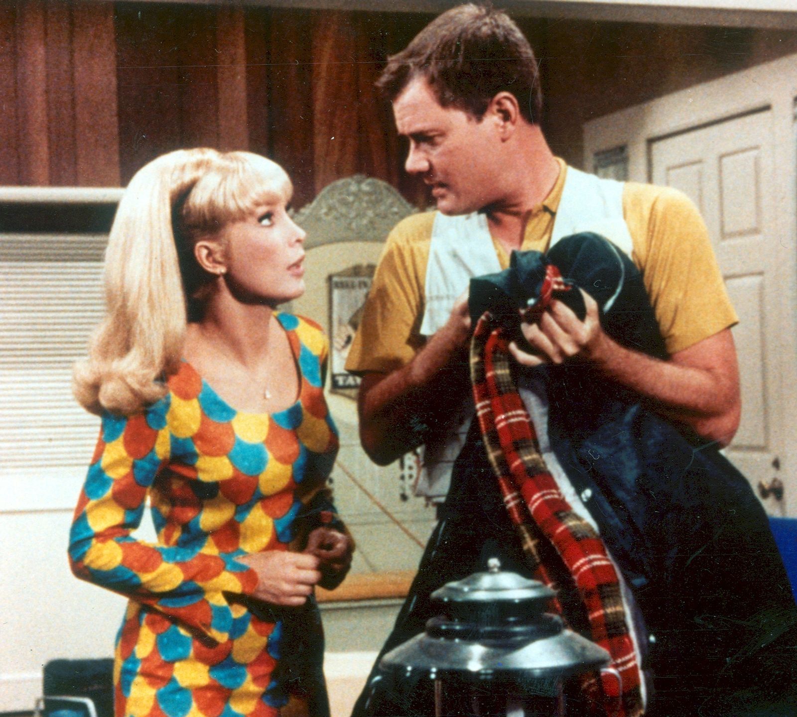 Larry Hagmans erster großer TV-Erfolg. Mit Barbara Eden spielte in er „Bezaubernde Jeannie“ (1966). (Bild: Archiv)