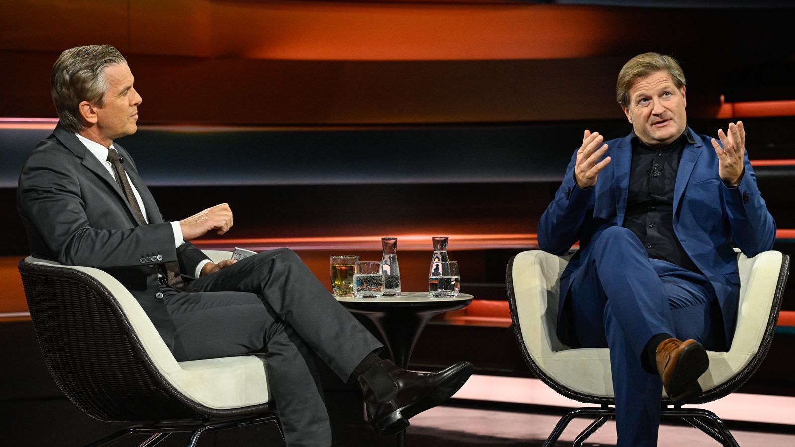 Markus Lanz (links) analysierte unter anderem mit Journalist Michael Bröcker das Ergebnis der Landtagswahlen in Berlin und Mecklenburg-Vorpommern. (Bild: ZDF / Markus Hertrich)