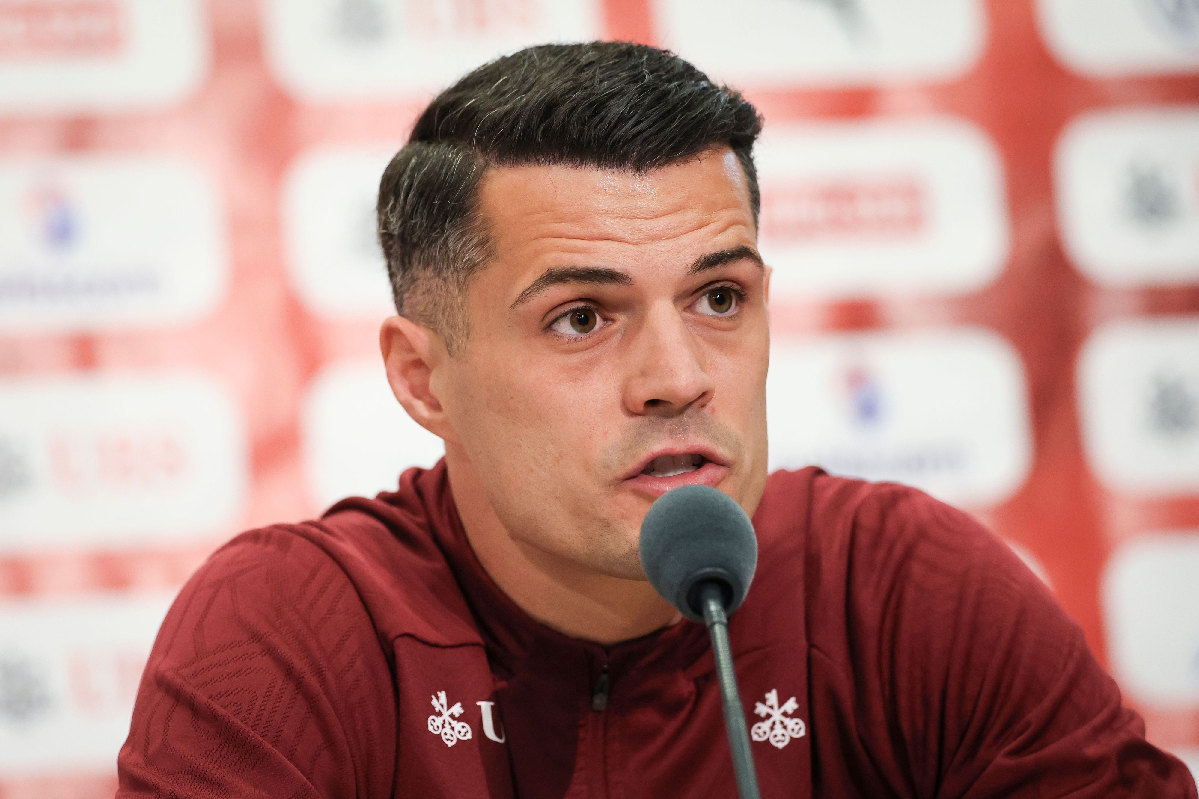 Der Schweizer Fußballprofi Granit Xhaka spricht auf einer Pressekonferenz.
