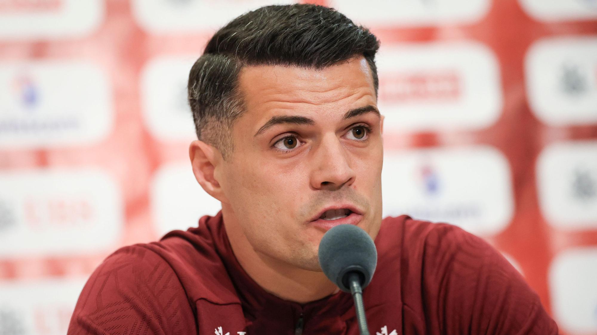 Der Schweizer Fußballprofi Granit Xhaka spricht auf einer Pressekonferenz.