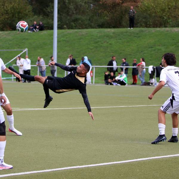 Das Bild zeigt eine Szene aus dem Spiel, bei der ein Spieler waagerecht in der Luft zu hängen scheint.