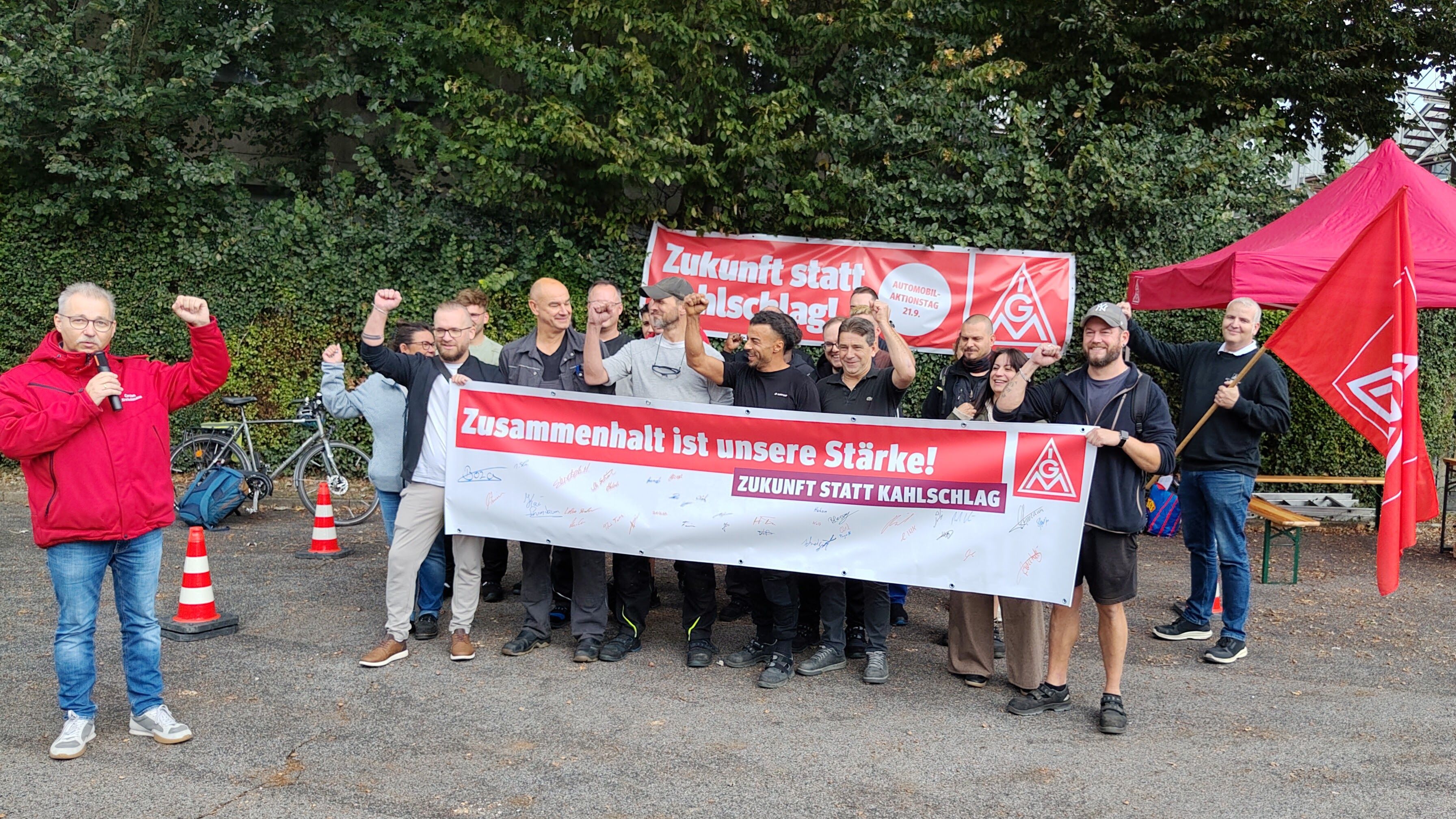 Gruppe von SKF-Arbeitern bei der IGM-Demo