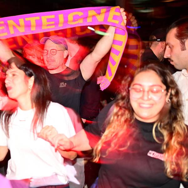 Wahlparty der Berliner Linken im Festsaal Kreuzberg mit Spitzenkandidatin Elif Eralp (M.) am Sonntagabend (20. September)