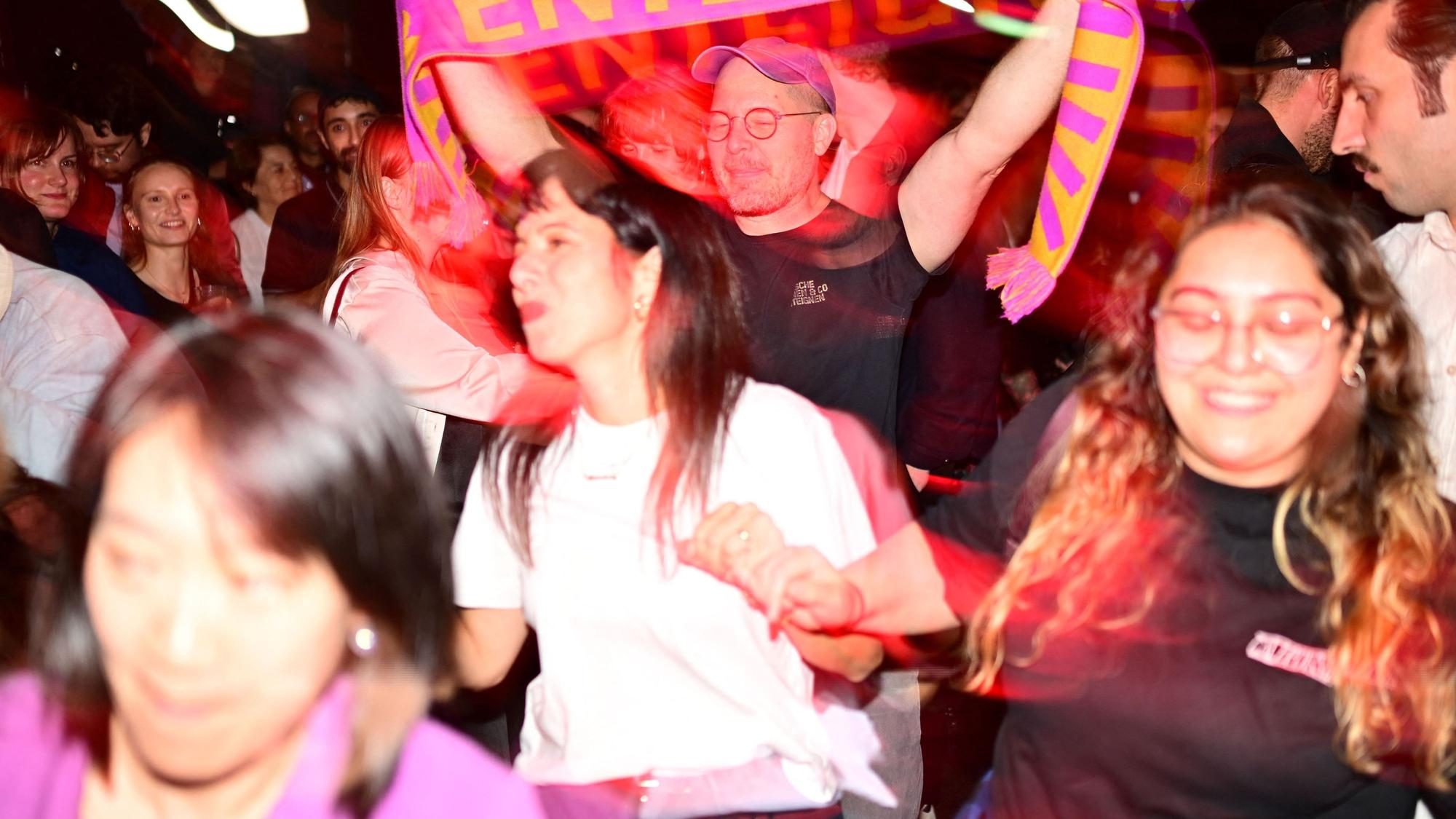 Wahlparty der Berliner Linken im Festsaal Kreuzberg mit Spitzenkandidatin Elif Eralp (M.) am Sonntagabend (20. September)