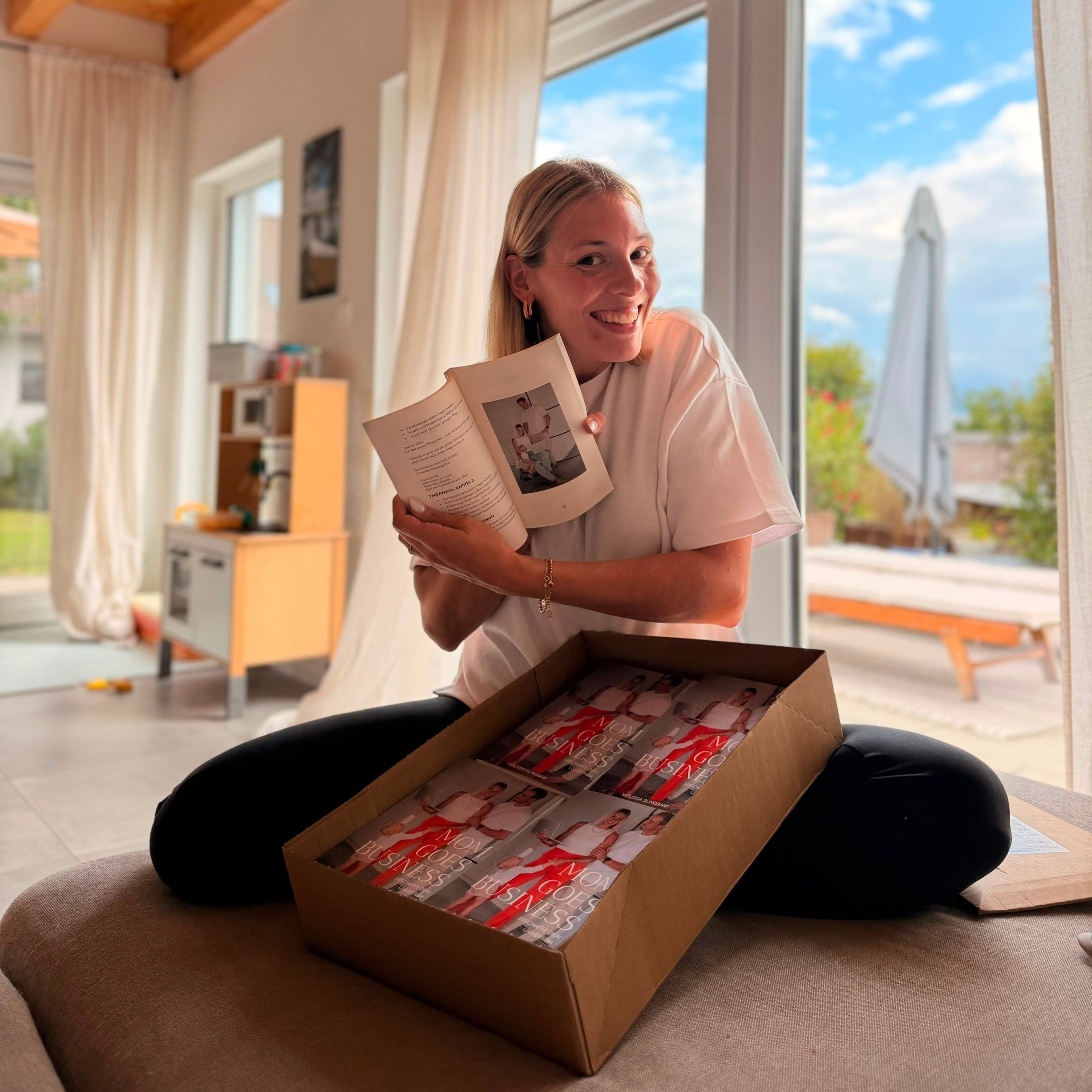 Melissa Sündram hält eines ihrer Bücher in den Händen.