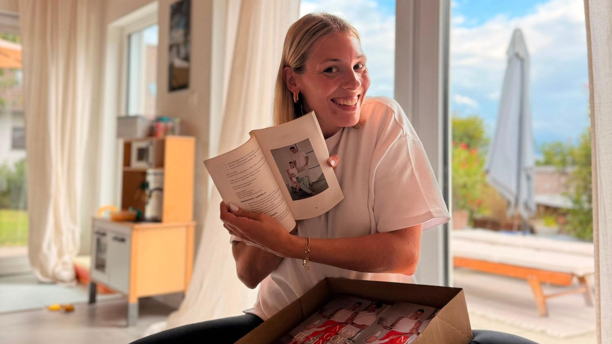 Melissa Sündram hält eines ihrer Bücher in den Händen.