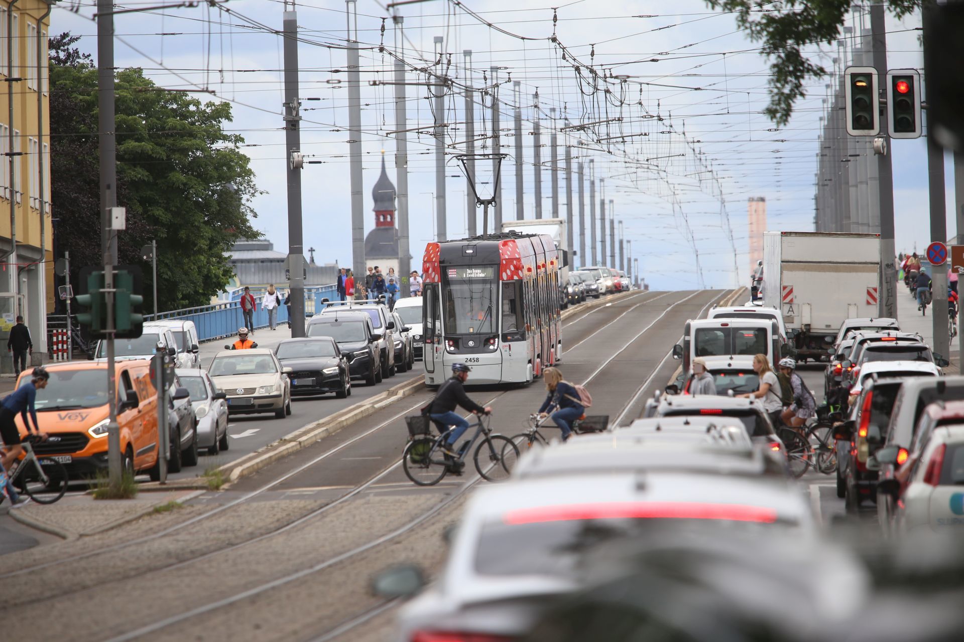 Autos im Stau auf einer Brücke.
