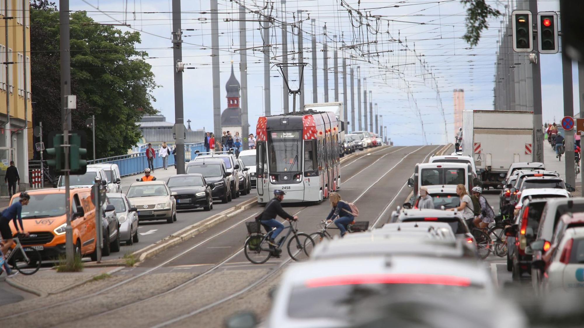 Autos im Stau auf einer Brücke.