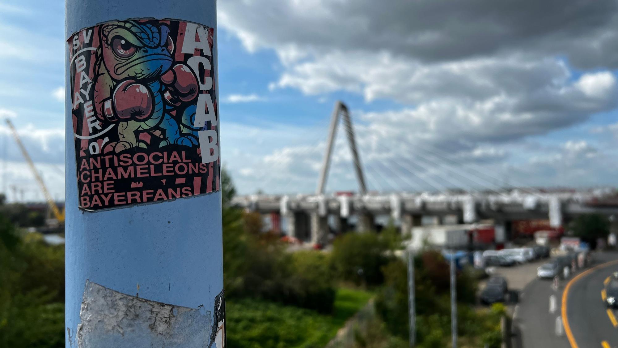 Aufkleber Leverkusener Ultras mit ACAB-Schriftzug. Bild: Ralf Krieger