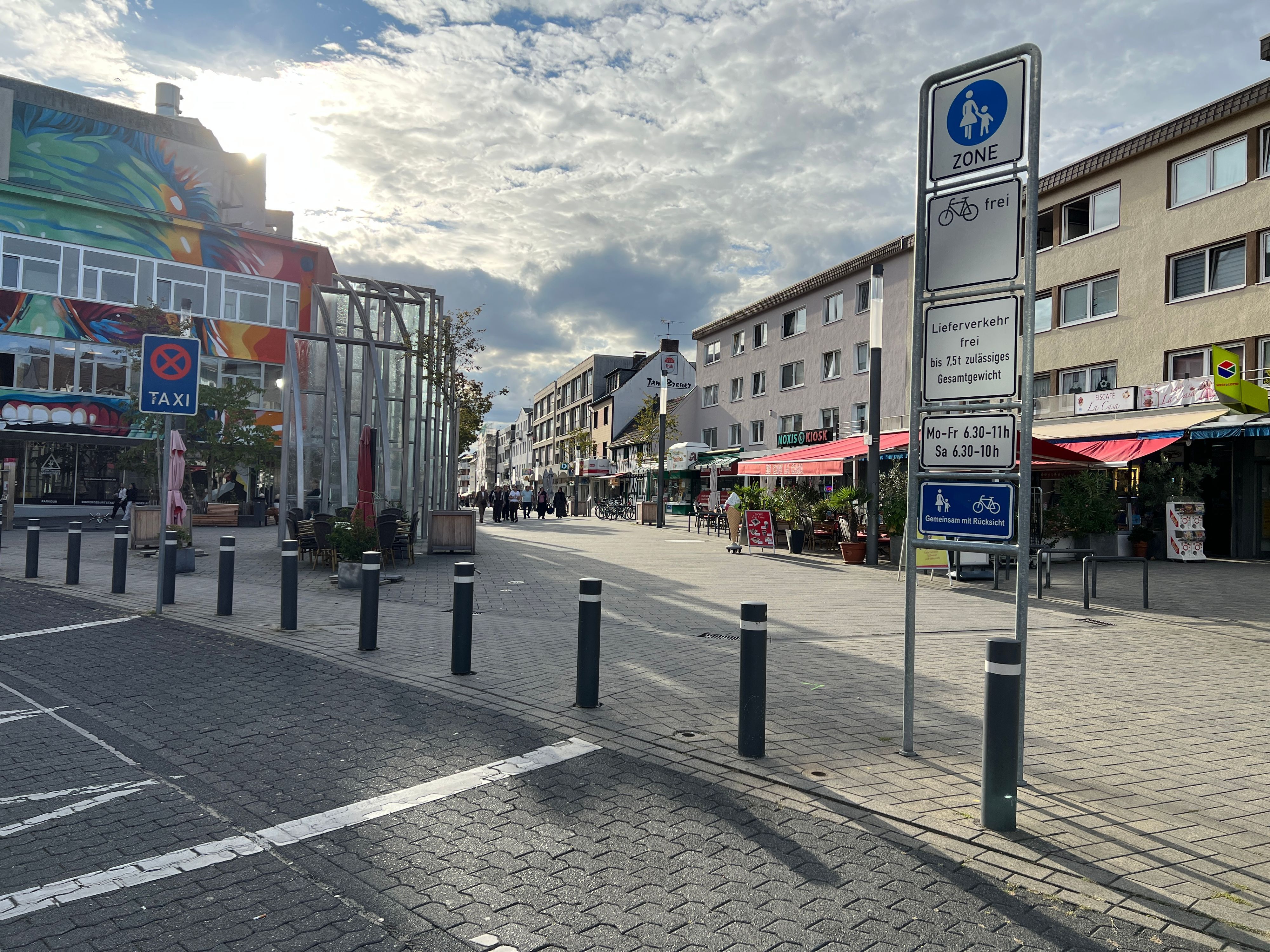 In Troisdorf ist die Fußgängerzone auf der Kölner Straße für den Radverkehr 24/7 freigegeben. Das soll sich auch mit der Gleichstellung von E-Tretrollern ab März erst einmal nicht ändern.