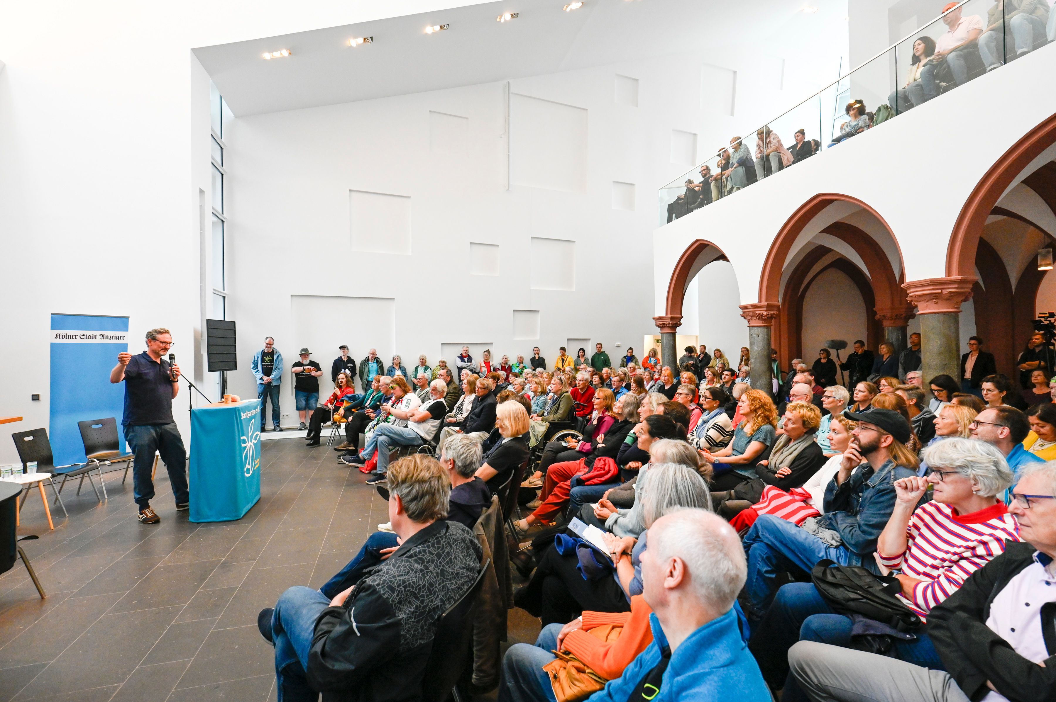 Zum Live-Talk in der Christuskirche kamen rund 200 Interessierte.