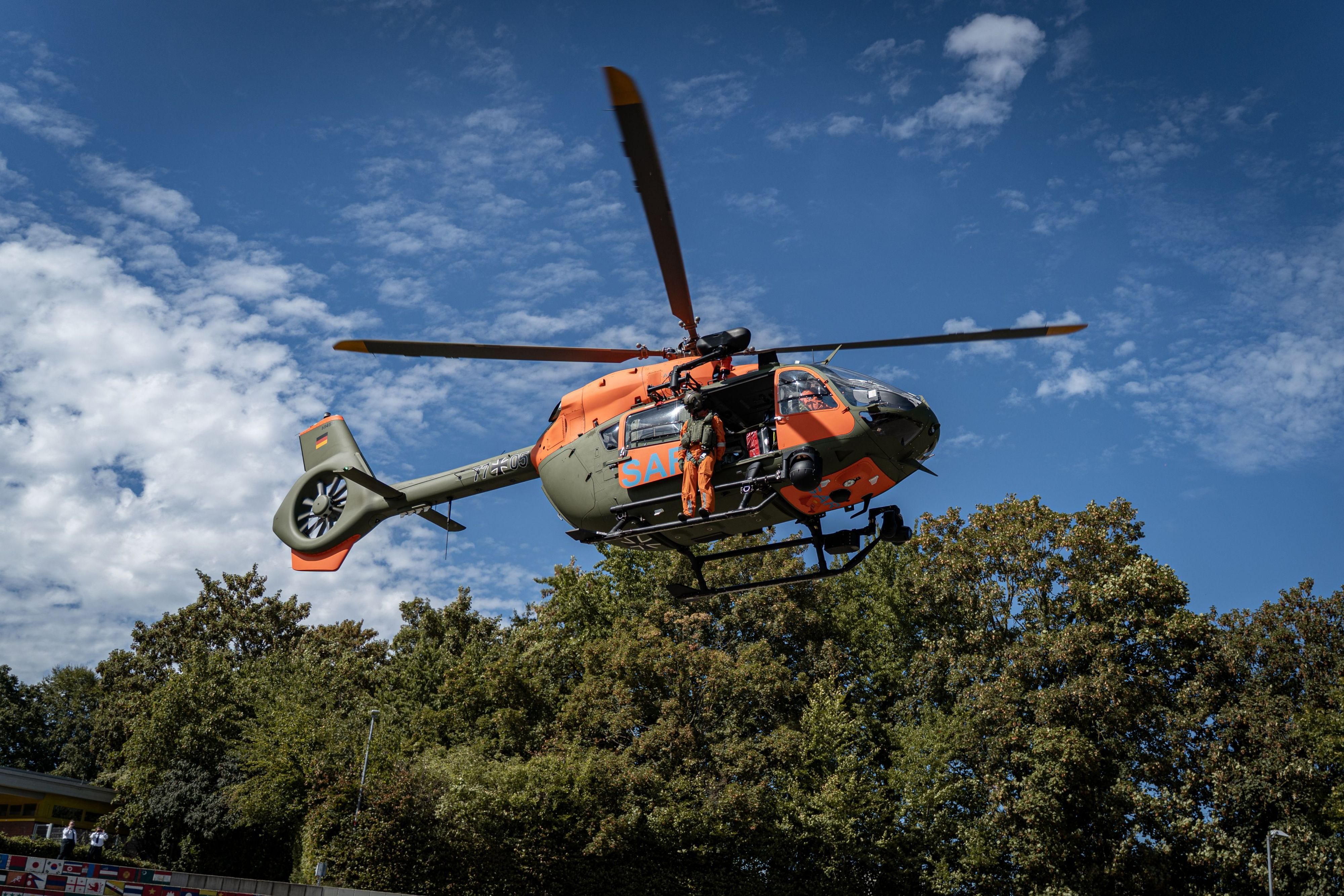 Das Foto zeigt einen Helikopter.