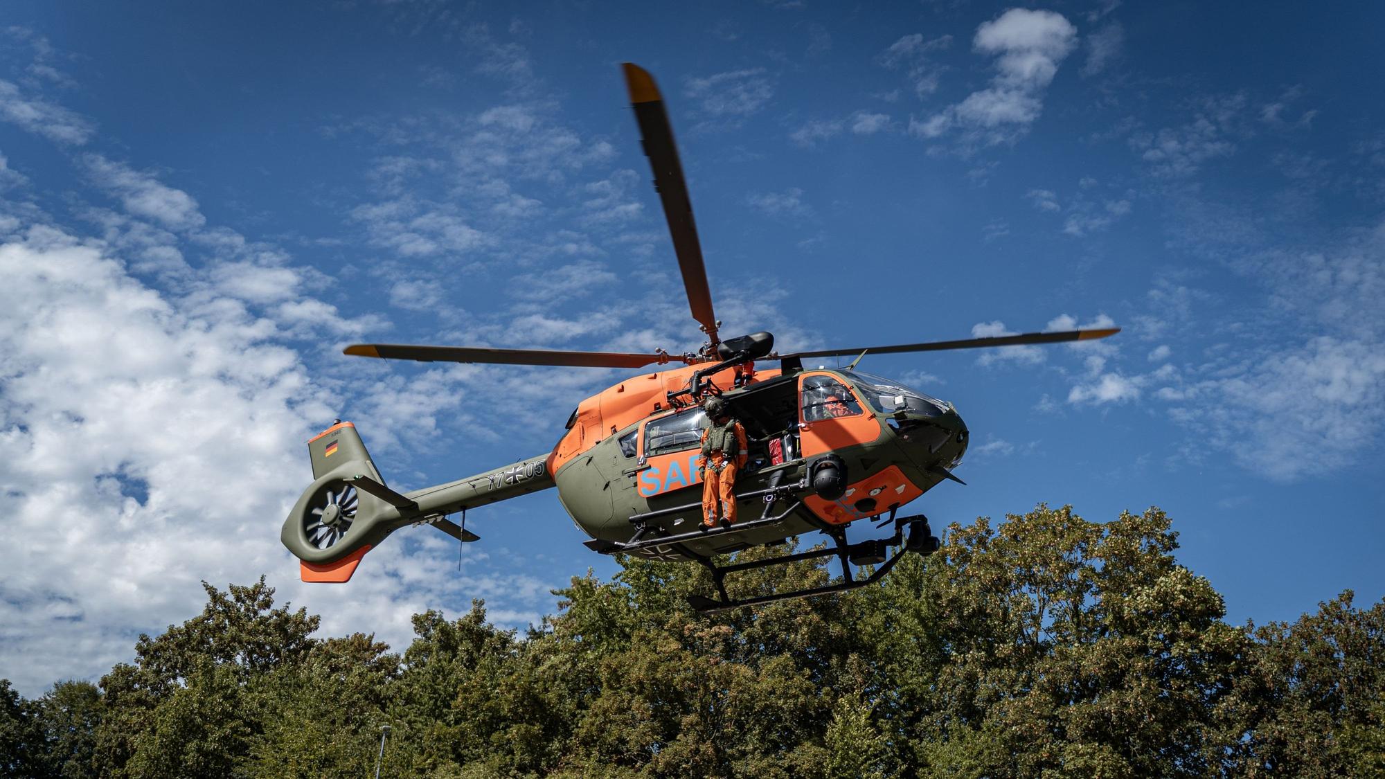 Das Foto zeigt einen Helikopter.