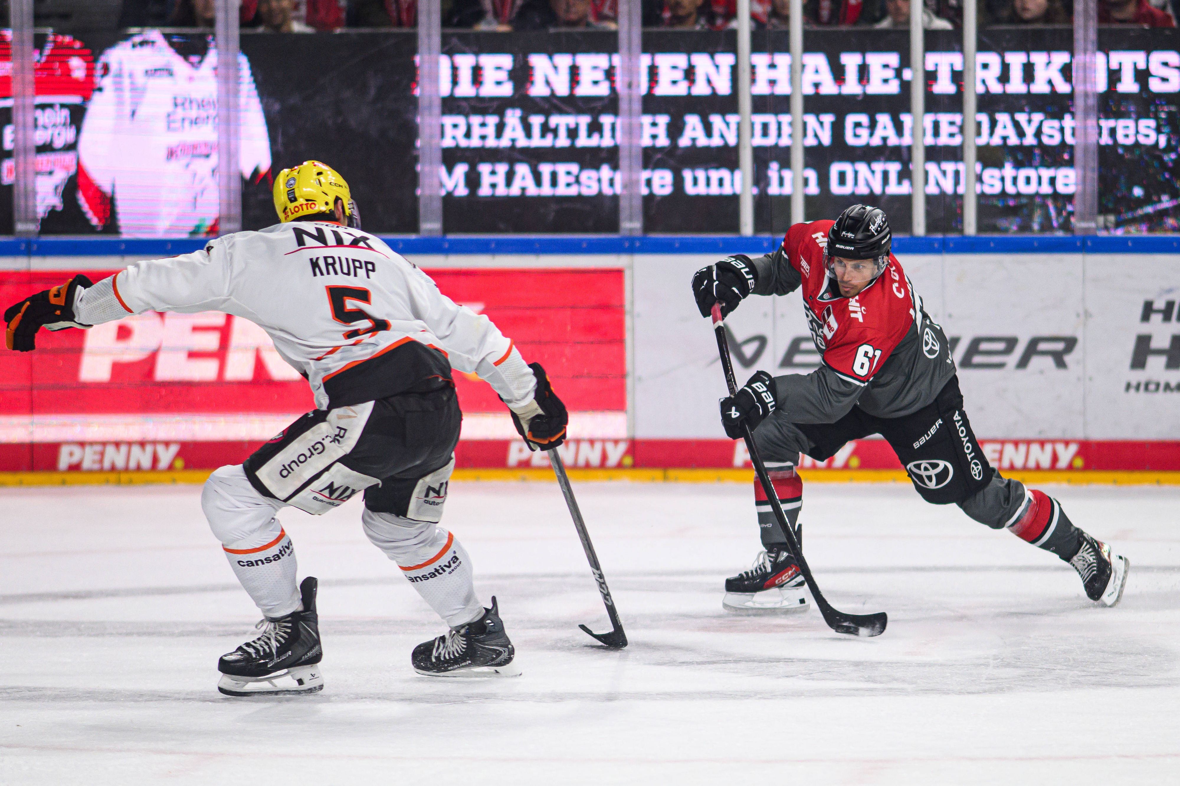 Haie-Profi Markus Ljungh im Duell mit Frankfurts Bjoern Krupp. Gegen die Löwen setzte man sich mühevoll mit 4:3 nach Verlängerung durch.