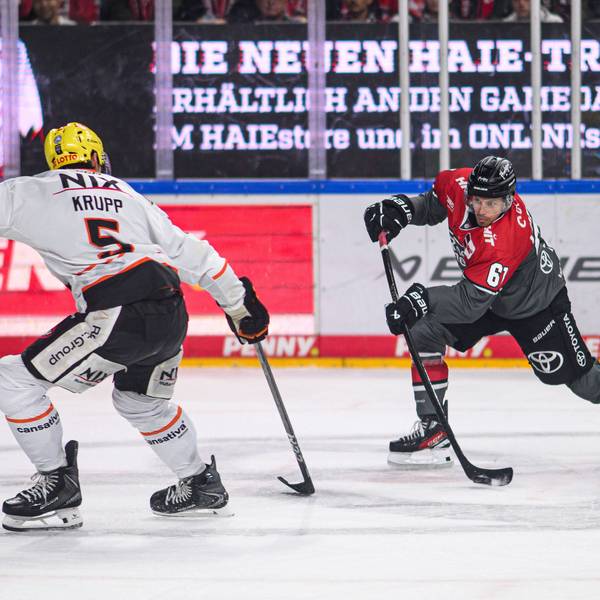Haie-Profi Markus Ljungh im Duell mit Frankfurts Bjoern Krupp. Gegen die Löwen setzte man sich mühevoll mit 4:3 nach Verlängerung durch.