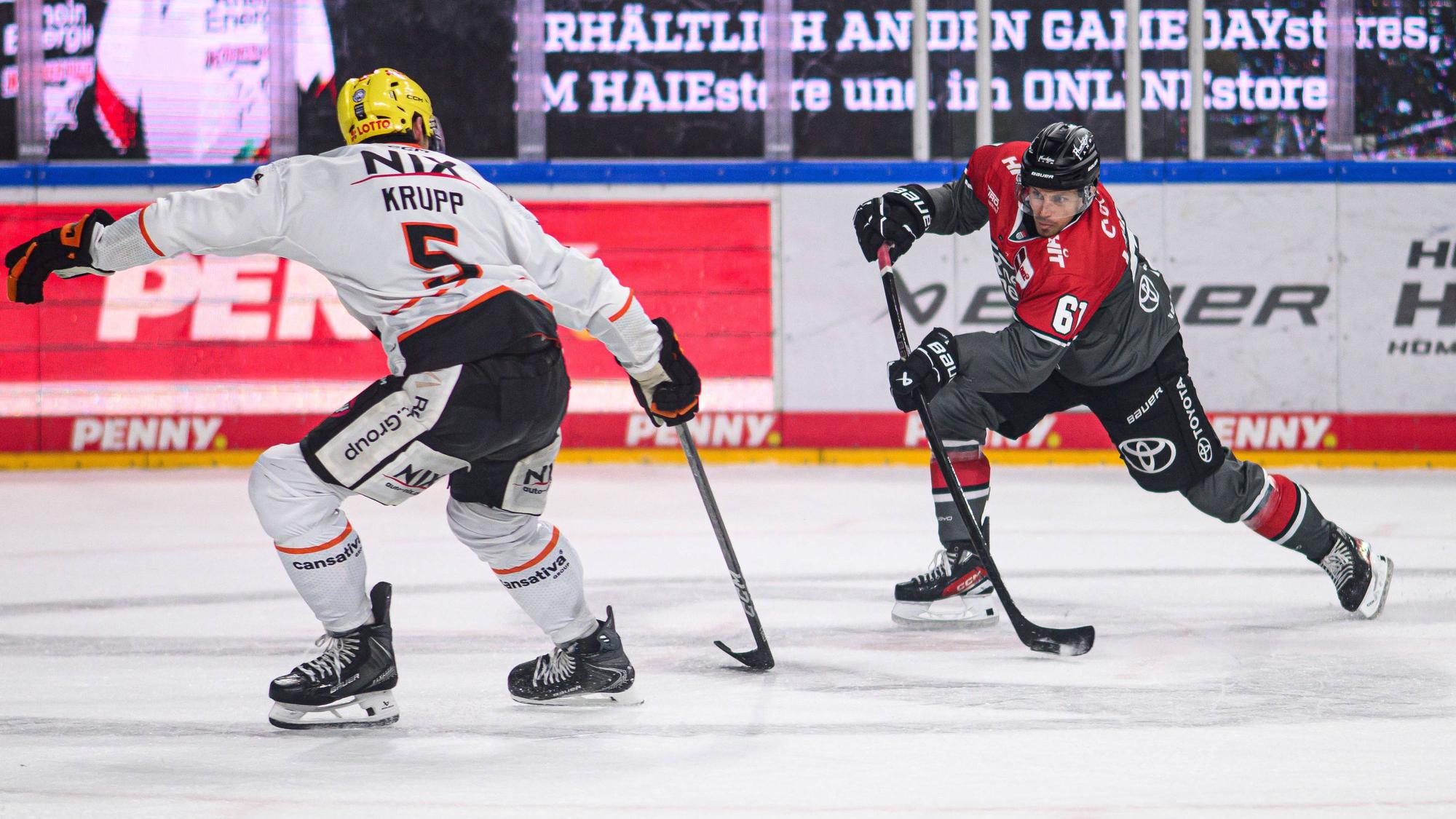 Haie-Profi Markus Ljungh im Duell mit Frankfurts Bjoern Krupp. Gegen die Löwen setzte man sich mühevoll mit 4:3 nach Verlängerung durch.