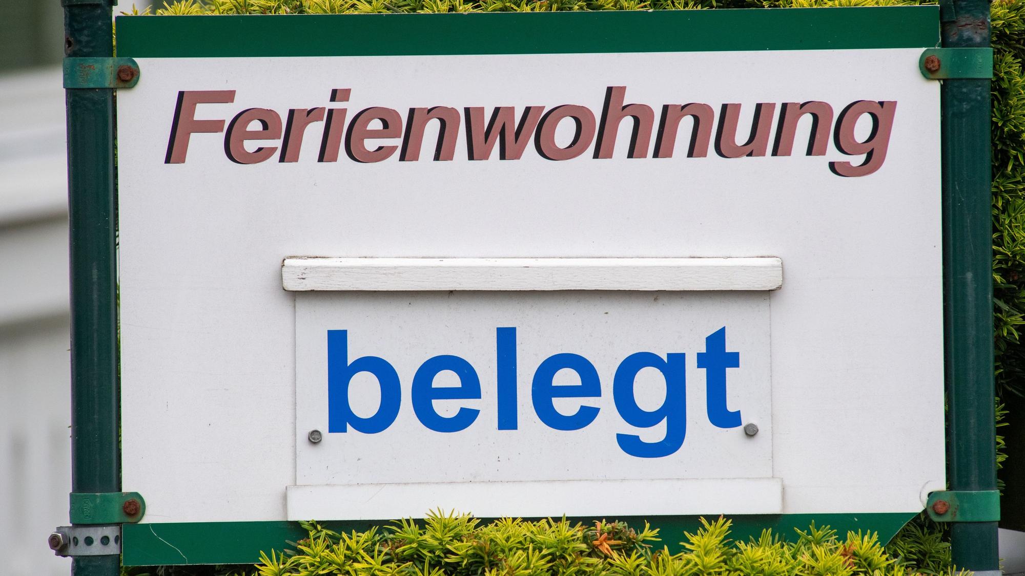 Das Symbolbild zeigt ein Schild mit dem Schriftzug "Ferienwohnung belegt".