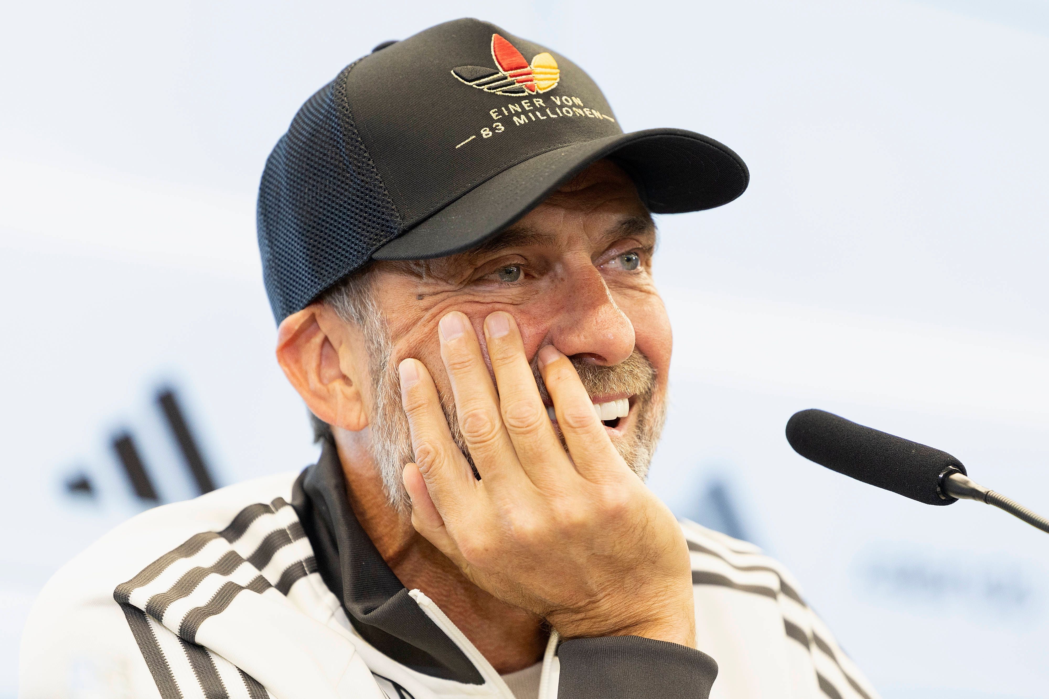 Bundestrainer Jürgen Klopp auf einer PK.