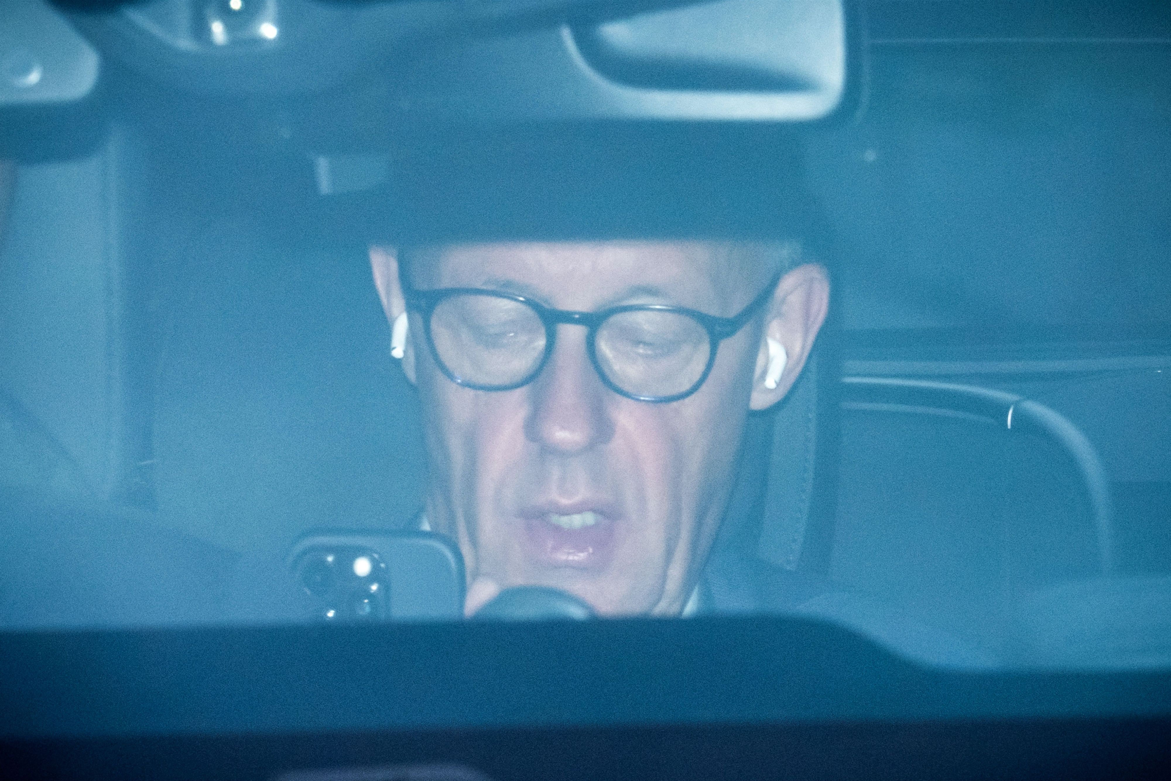Bundeskanzler Friedrich Merz (CDU) kommt nach den Landtagswahlen in Berlin und Mecklenburg-Vorpommern in seiner Limousine am Konrad-Adenauer-Haus an.