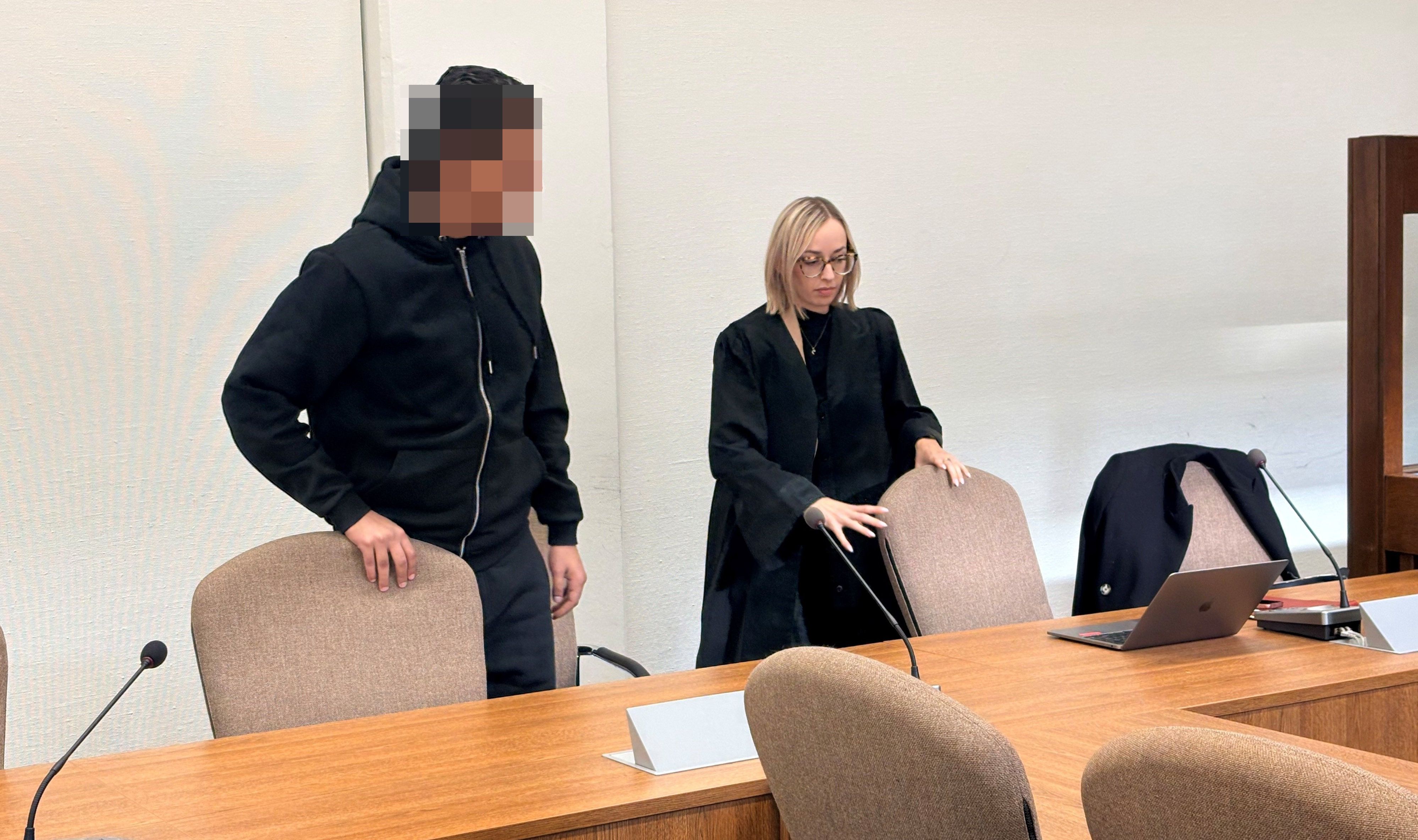Der Beschuldigte mit Verteidigerin Anne Kieven beim Prozessauftakt im Landgericht Köln