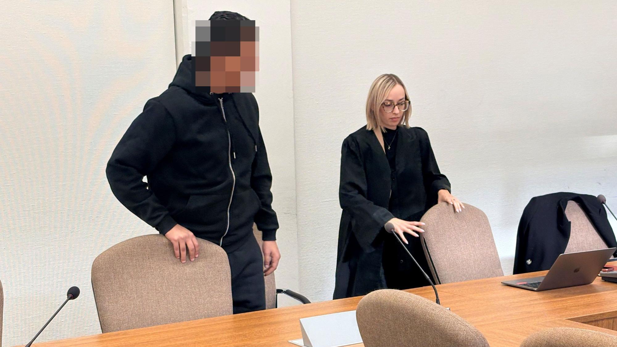 Der Angeklagte mit Verteidigerin Anne Kieven beim Prozessauftakt im Landgericht Köln