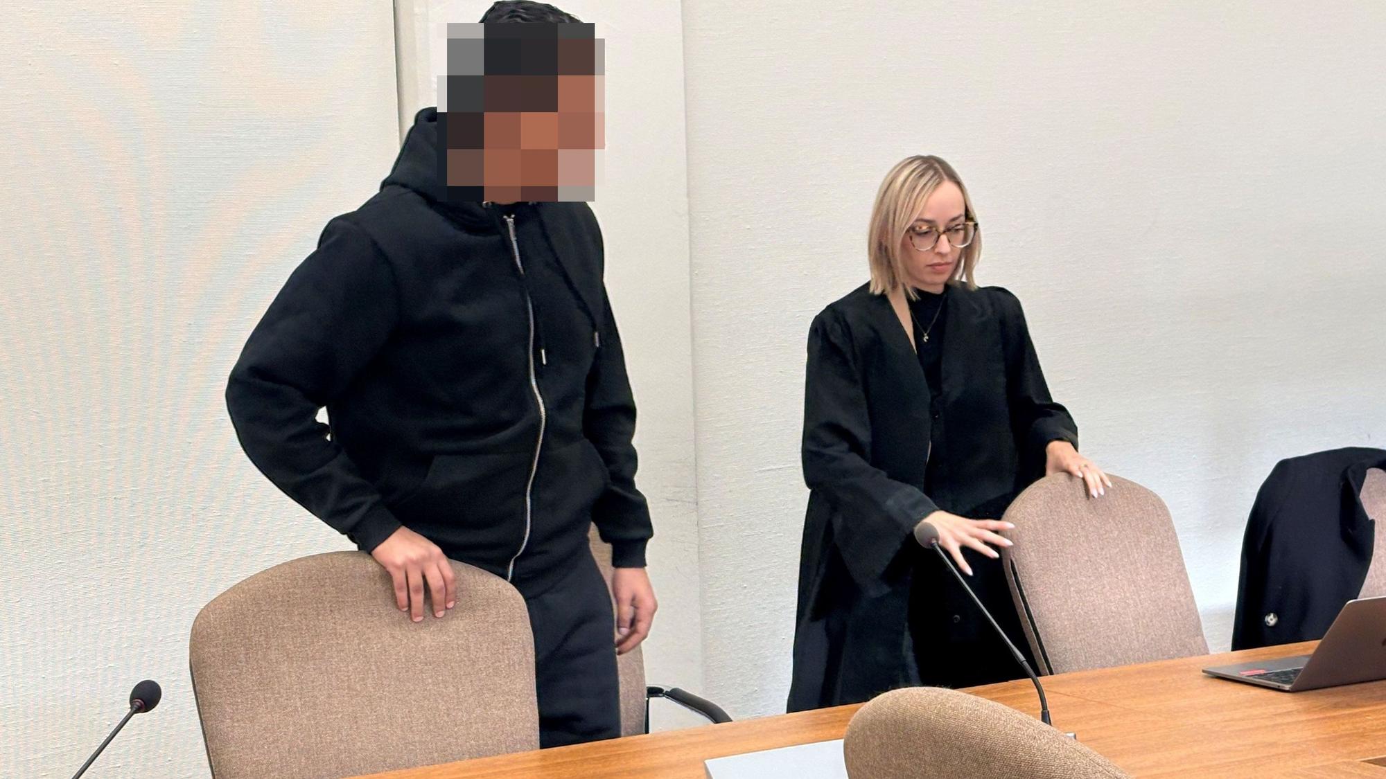 Der Beschuldigte mit Verteidigerin Anne Kieven beim Prozessauftakt im Landgericht Köln