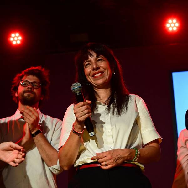 Elif Eralp (Die Linke), Spitzenkandidatin und stellvertretende Vorsitzende der Linksfraktion, spricht auf einer Wahlparty der Berliner Linken im Festsaal Kreuzberg zu Anhängern und Parteimitgliedern.