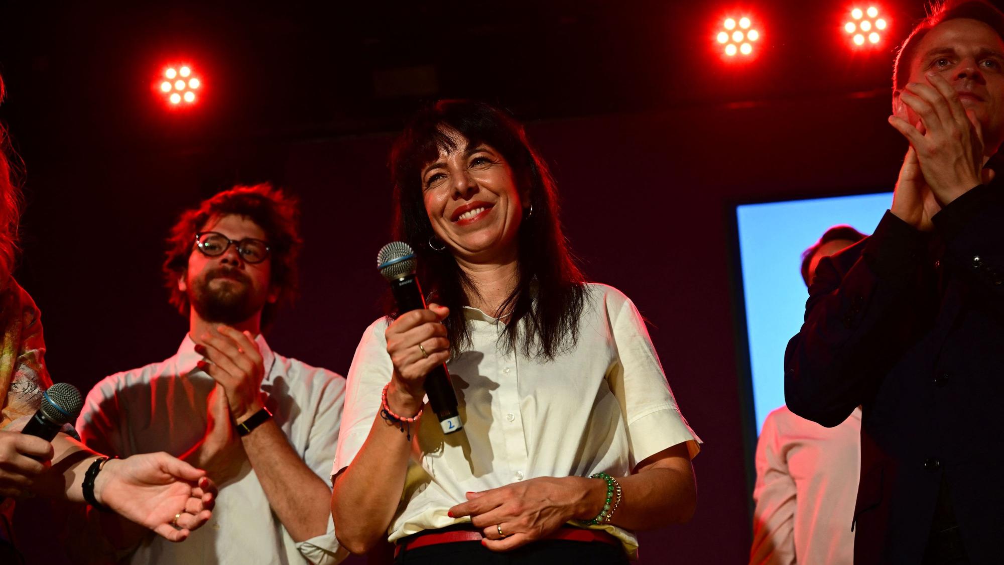 Elif Eralp (Die Linke), Spitzenkandidatin und stellvertretende Vorsitzende der Linksfraktion, spricht auf einer Wahlparty der Berliner Linken im Festsaal Kreuzberg zu Anhängern und Parteimitgliedern.