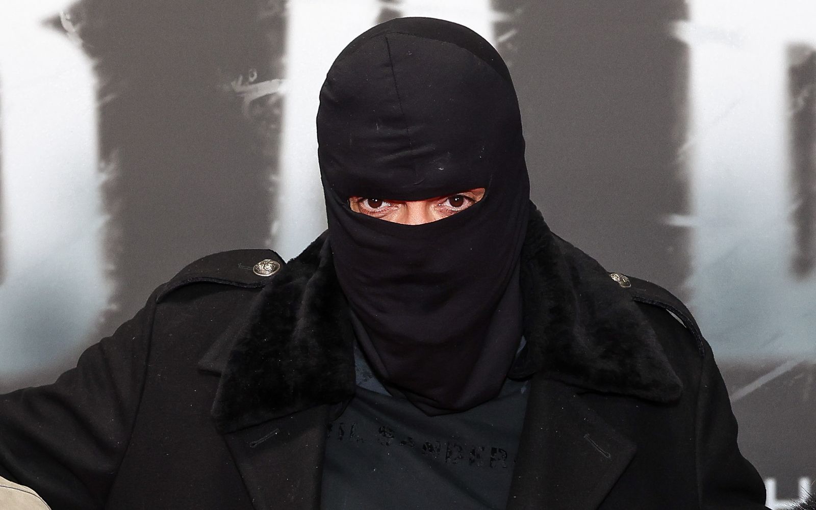 Bereits zur Premiere der Netflix-Doku „Babo - Die Haftbefehl Story“ erschien Haftbefehl maskiert. (Bild: 2025 Getty Images/Gerald Matzka)