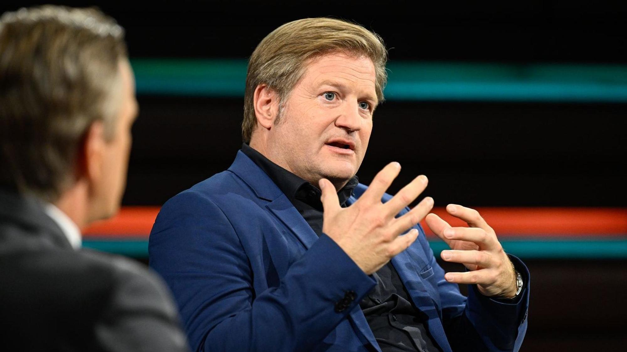 „Das ist wirklich dramatisch“, befand Journalist Michael Bröcker über die Krise der politischen Mitte an den Wahlurnen. (Bild: ZDF / Markus Hertrich)