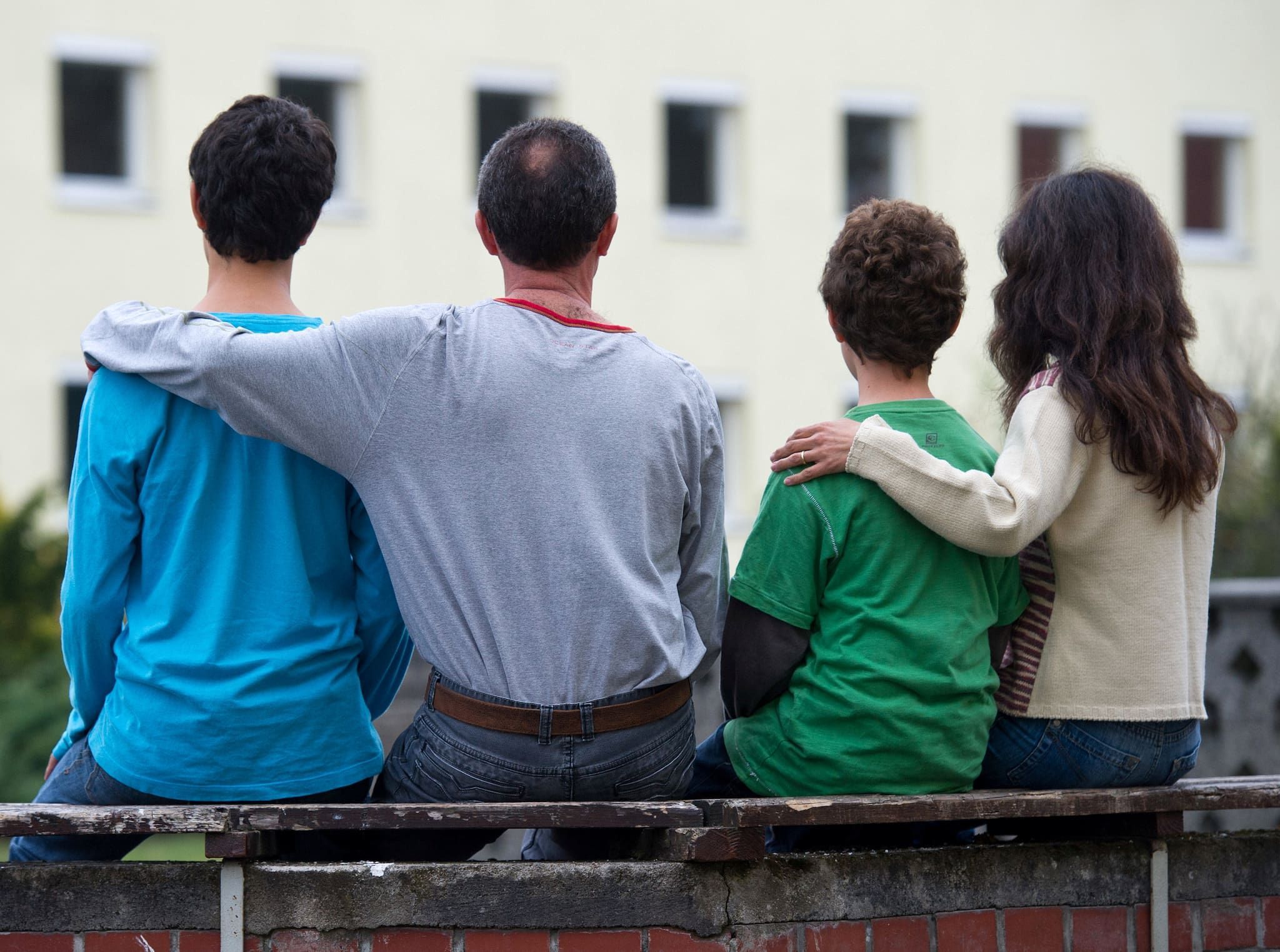Eine syrische Familie vor einem Flüchtlingsheim: Viele Menschen aus Syrien sollen abgeschoben oder zur freiwilligen Ausreise bewegt werden.