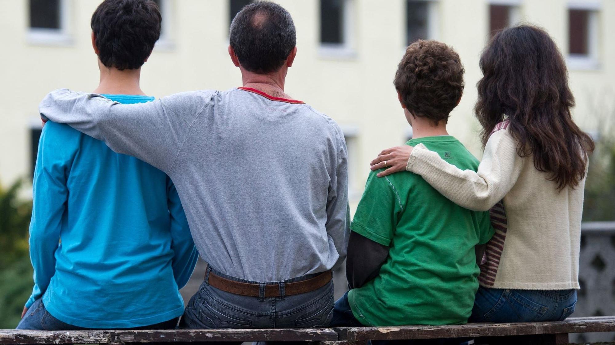 Eine syrische Familie vor einem Flüchtlingsheim: Viele Menschen aus Syrien sollen abgeschoben oder zur freiwilligen Ausreise bewegt werden.