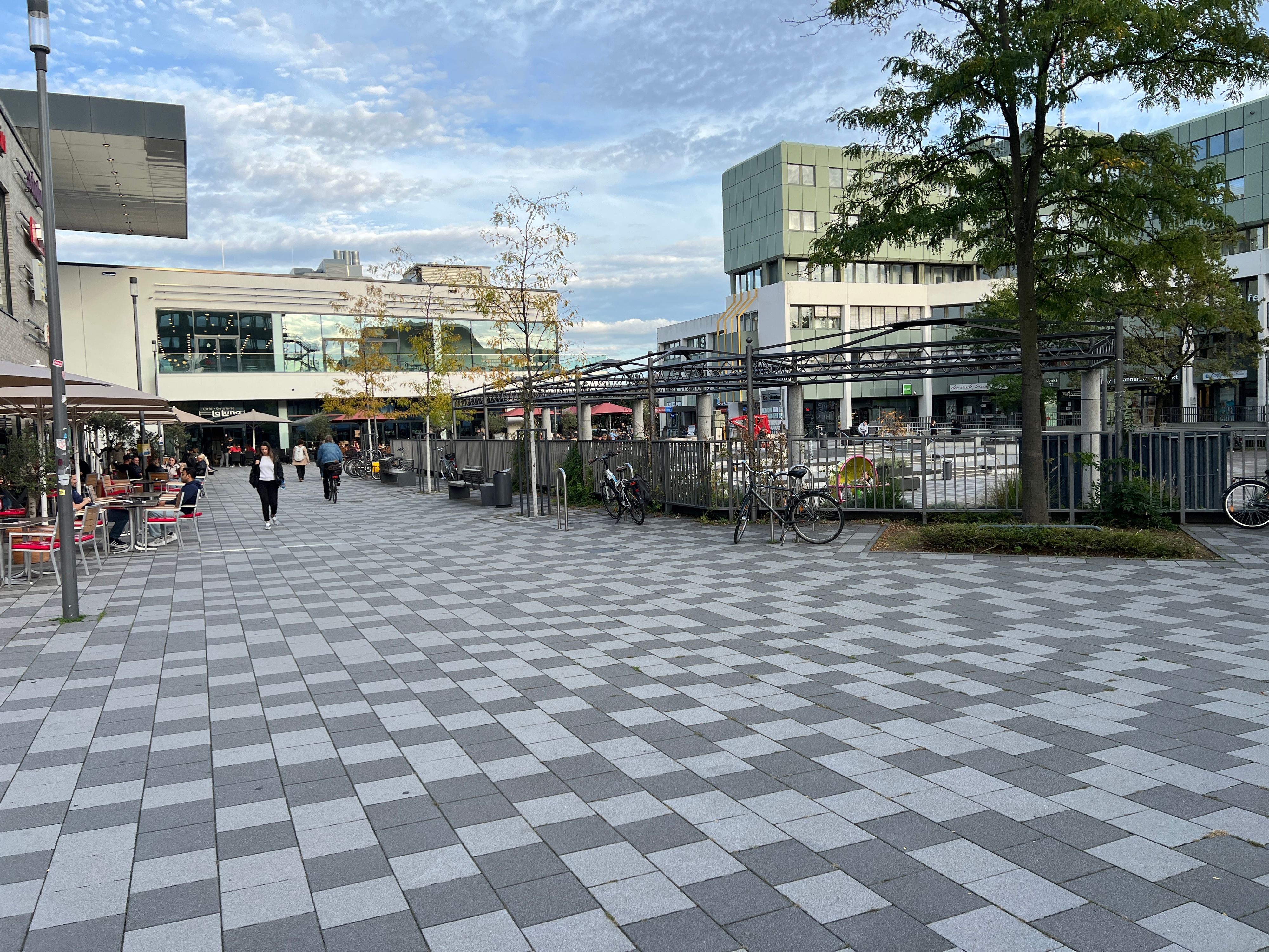 Im Zentrum von Sankt Augustin sind größere Fußgängerwege, die zum Platz vor Einkaufszentrum und Rathaus führen, bislang auch für Radfahrer freigegeben. Was ab 1. März 2027 gelten soll, ist „noch nicht geprüft“.