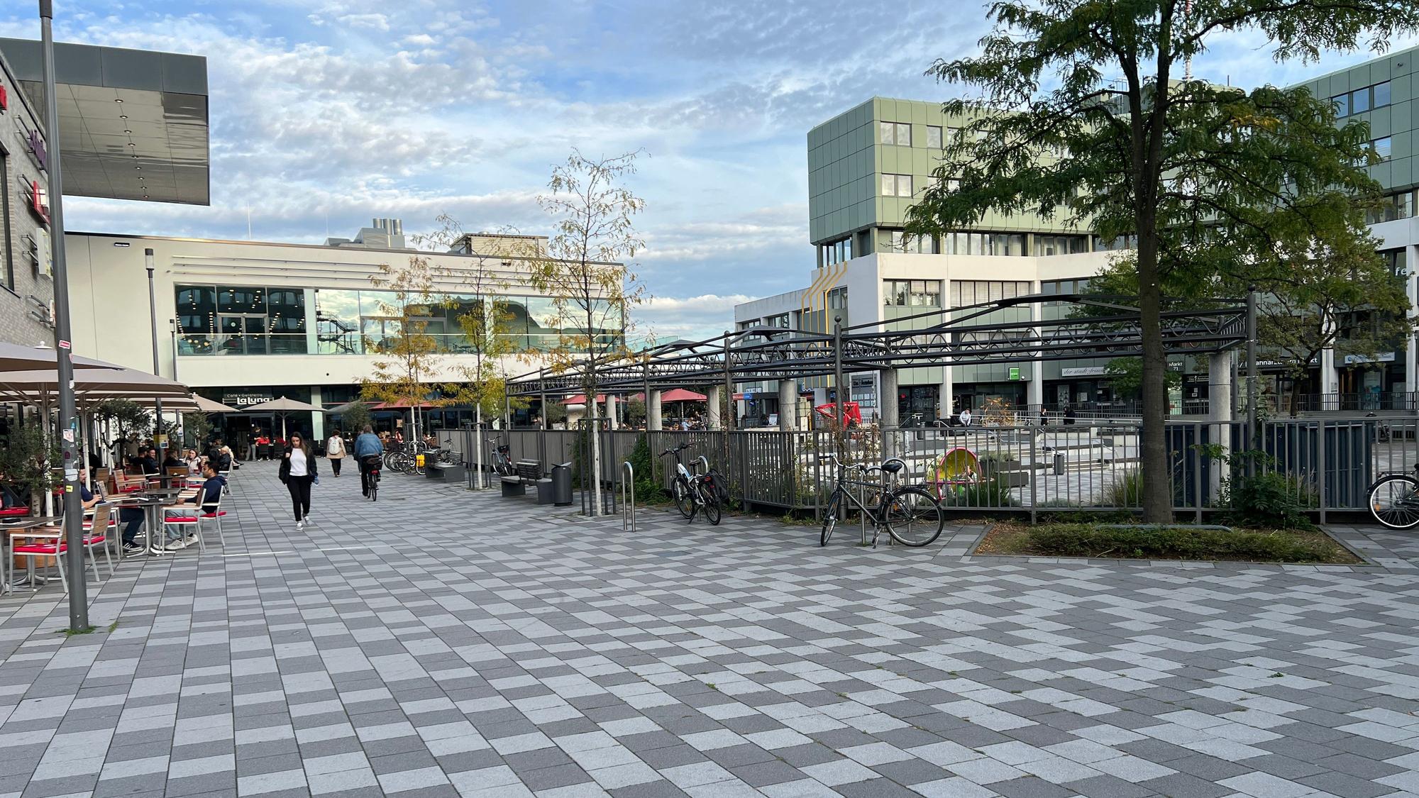 Im Zentrum von Sankt Augustin sind größere Fußgängerwege, die zum Platz vor Einkaufszentrum und Rathaus führen, bislang auch für Radfahrer freigegeben. Was ab 1. März 2027 gelten soll, ist „noch nicht geprüft“.
