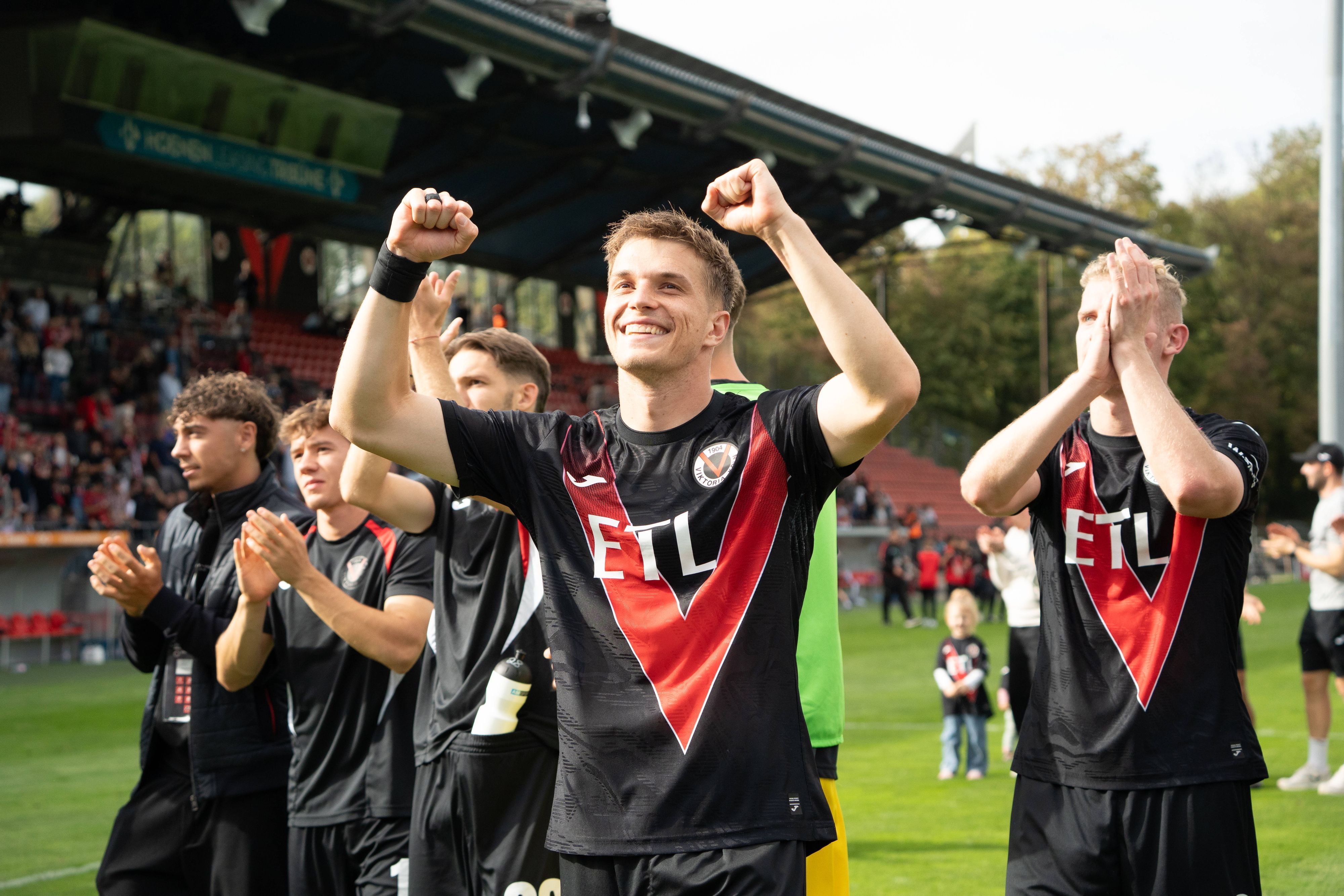 Deutschland: Fussball, 3. Liga, 2026/27, 7. Spieltag, 19.09.2026: FC Viktoria Köln vs. FC Ingolstadt 04: Sportpark Höhenberg Köln: David Otto FC Viktoria Köln, 10 freut sich sehr über den Sieg Köln Deutschland *** German Soccer, 3rd Division, 202627, Matchday 7, September 19, 2026 FC Viktoria Köln vs. FC Ingolstadt 04 Sportpark Höhenberg, Cologne David Otto FC Viktoria Köln, 10, is very happy about the victory Cologne, Germany Copyright: xMijoxLubecx