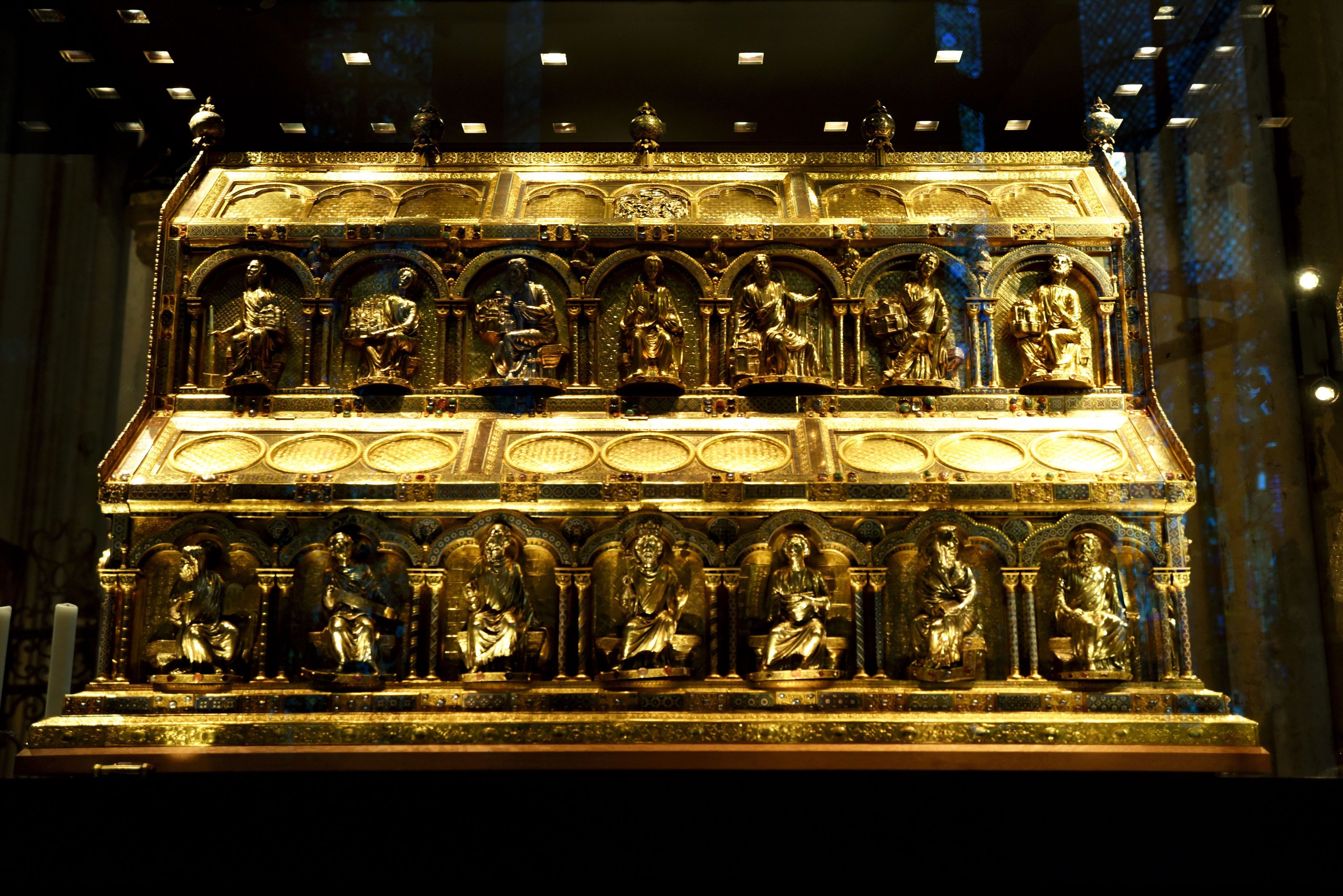Seitenansicht des Dreikönigsschreins im Kölner Dom