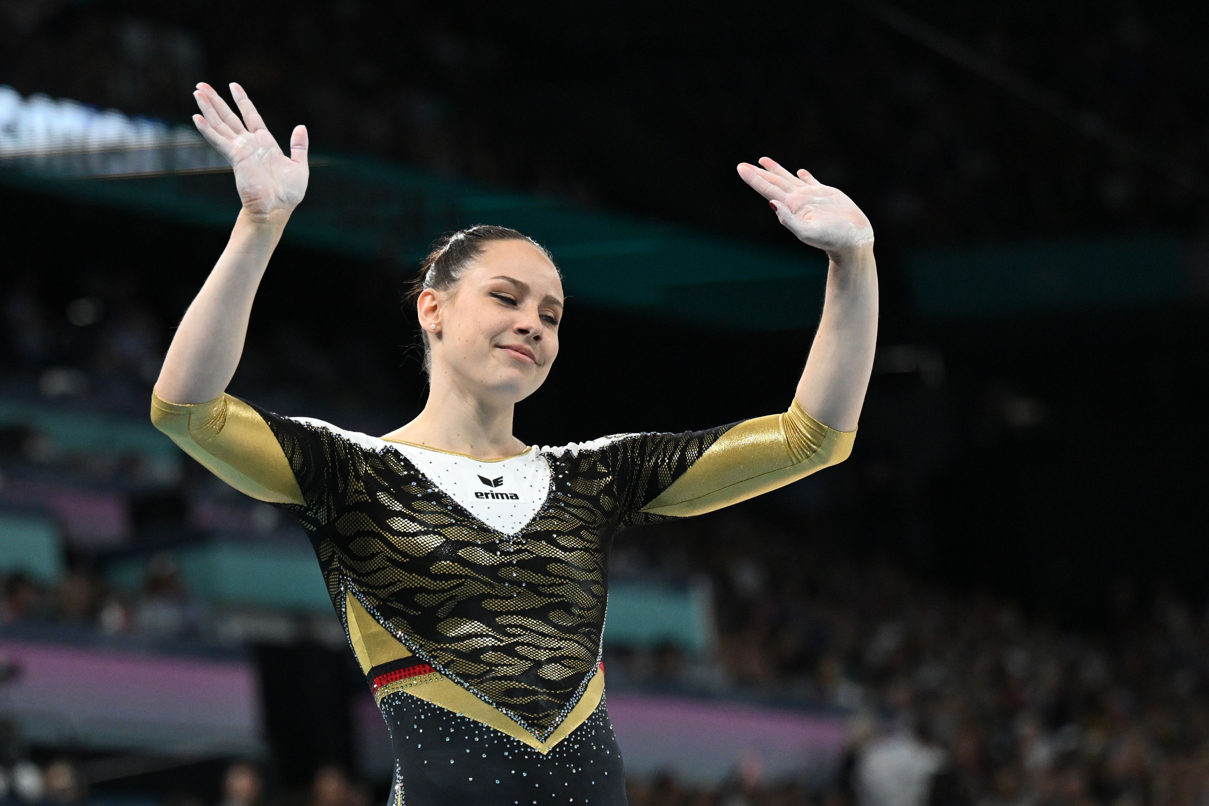 Turnerin Sarah Voss gestikuliert nach der Übung.