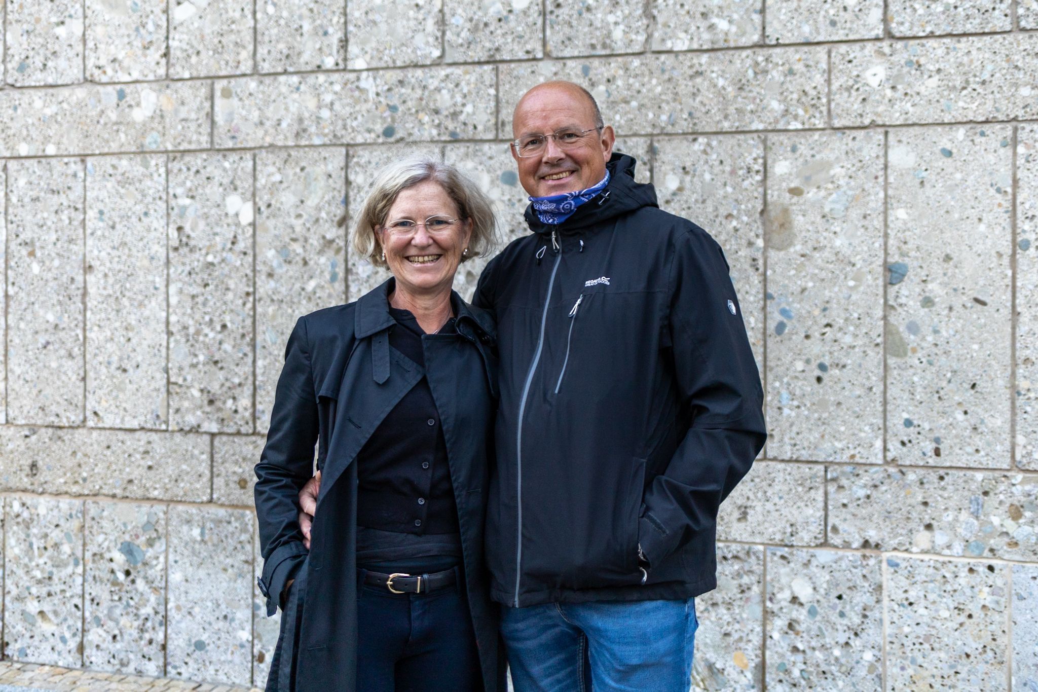 Ein Mann und eine Frau lächeln in die Kamera.
