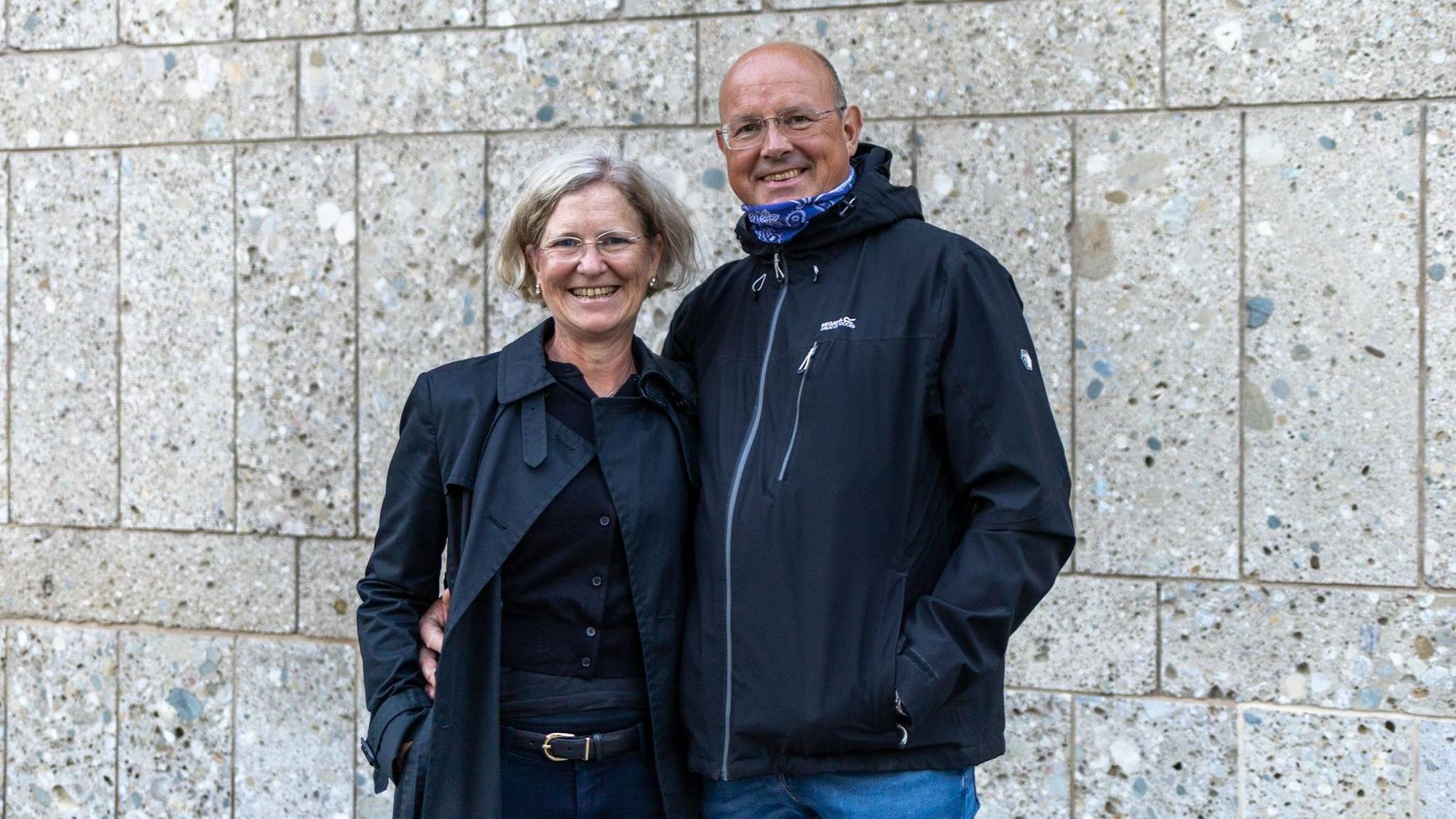 Ein Mann und eine Frau lächeln in die Kamera.