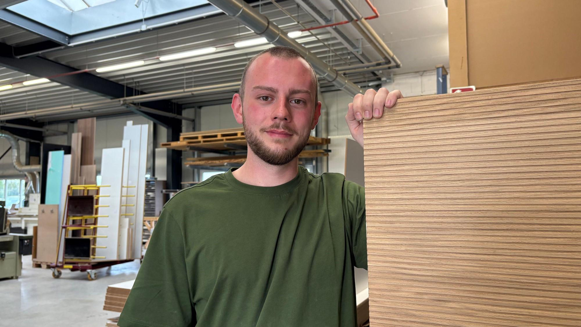 Schon jetzt führt Louis ein Notizbuch, in dem er genau plant, wie er später eine eigene Werkstatt führen will.