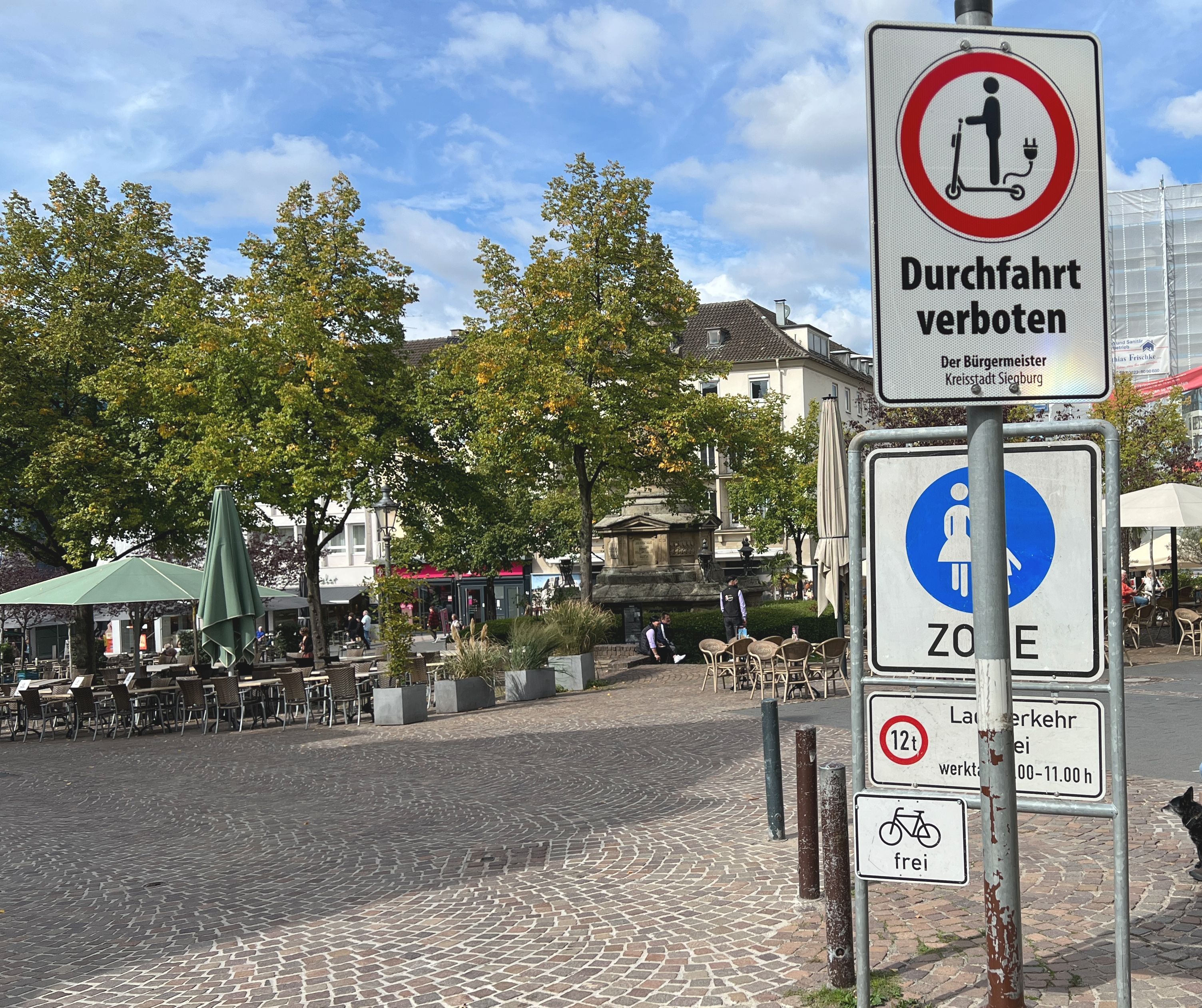 Das Foto zeigt die aktuelle Rechtslage in der Fußgängerzone Siegburg. Räder dürfen rein, E-Tretroller nicht. Während Siegburg beschlossen hat, mit Blick auf das künftige Diskriminierungsverbot beide Verkehrsmittel ab März tagsüber (11.00-18.30) auszuschließen, gehen andere Kommunen andere Wege oder haben sich das noch nicht überlegt.