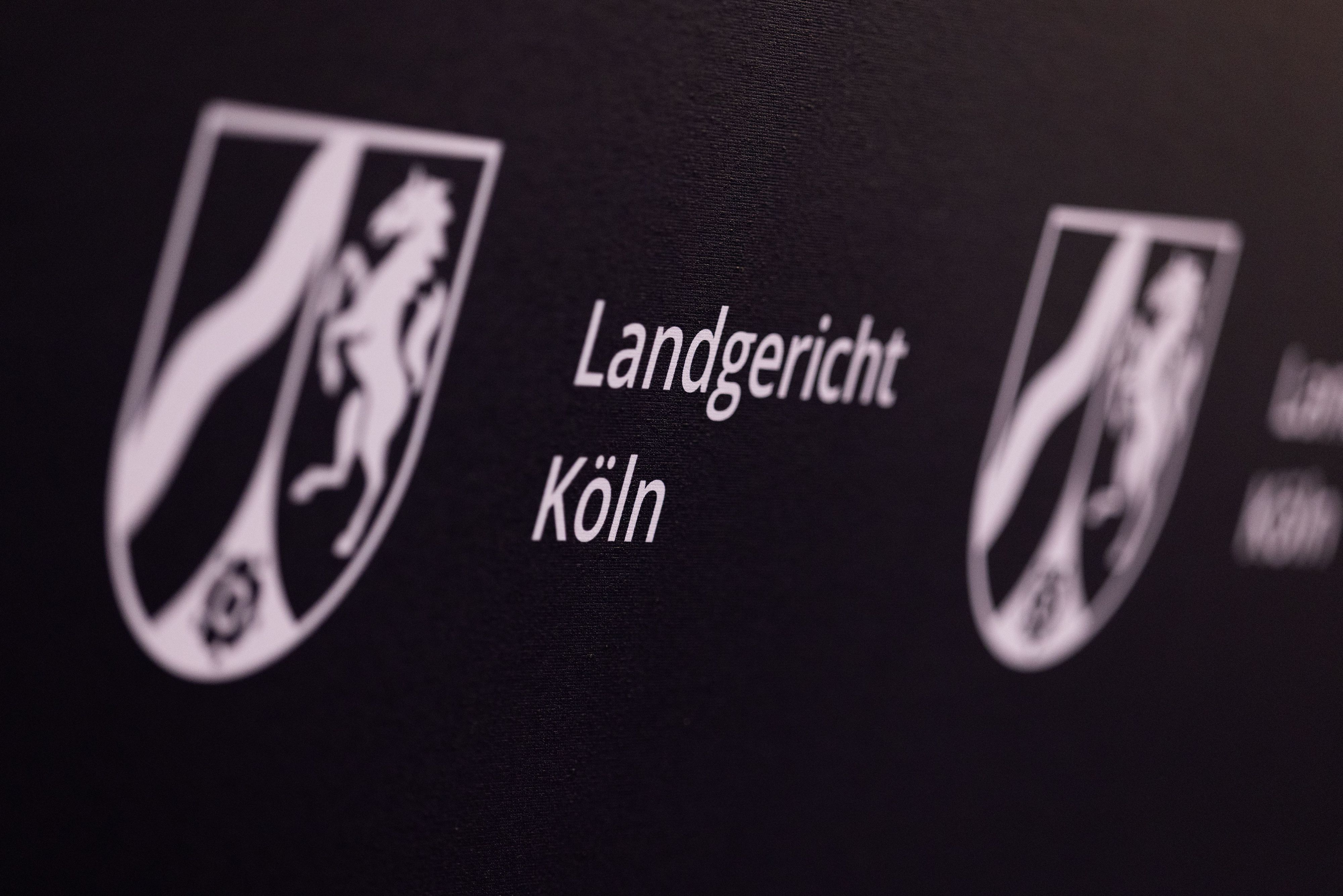 ARCHIV - 20.02.2026, Nordrhein-Westfalen, Köln: Blick auf das Logo des Landgerichts. (zu dpa: «Geplanter Mord auf Mallorca: Mutter und Tochter verurteilt») Foto: Rolf Vennenbernd/dpa +++ dpa-Bildfunk +++