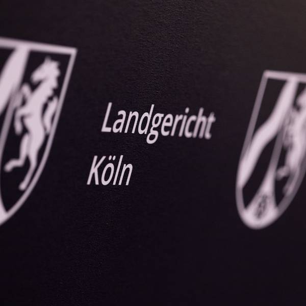 ARCHIV - 20.02.2026, Nordrhein-Westfalen, Köln: Blick auf das Logo des Landgerichts. (zu dpa: «Geplanter Mord auf Mallorca: Mutter und Tochter verurteilt») Foto: Rolf Vennenbernd/dpa +++ dpa-Bildfunk +++