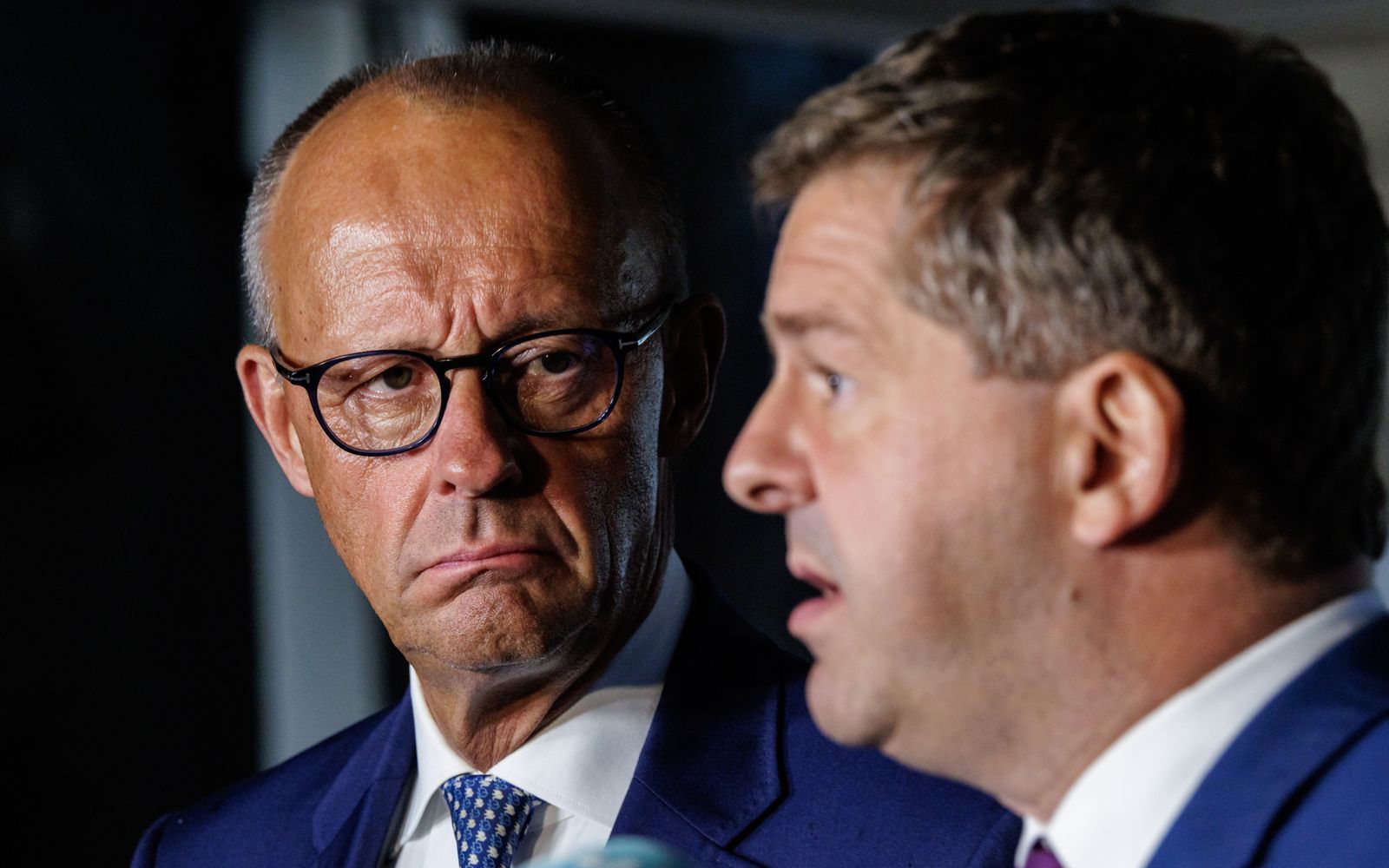 Sven Schulze (rechts) verlor die Wahl in Sachsen-Anhalt - auch wegen des unbeliebten Bundeskanzlers Friedrich Merz, sagen die Demoskopen. (Bild: 2026 Getty Images/Jens Schlueter)