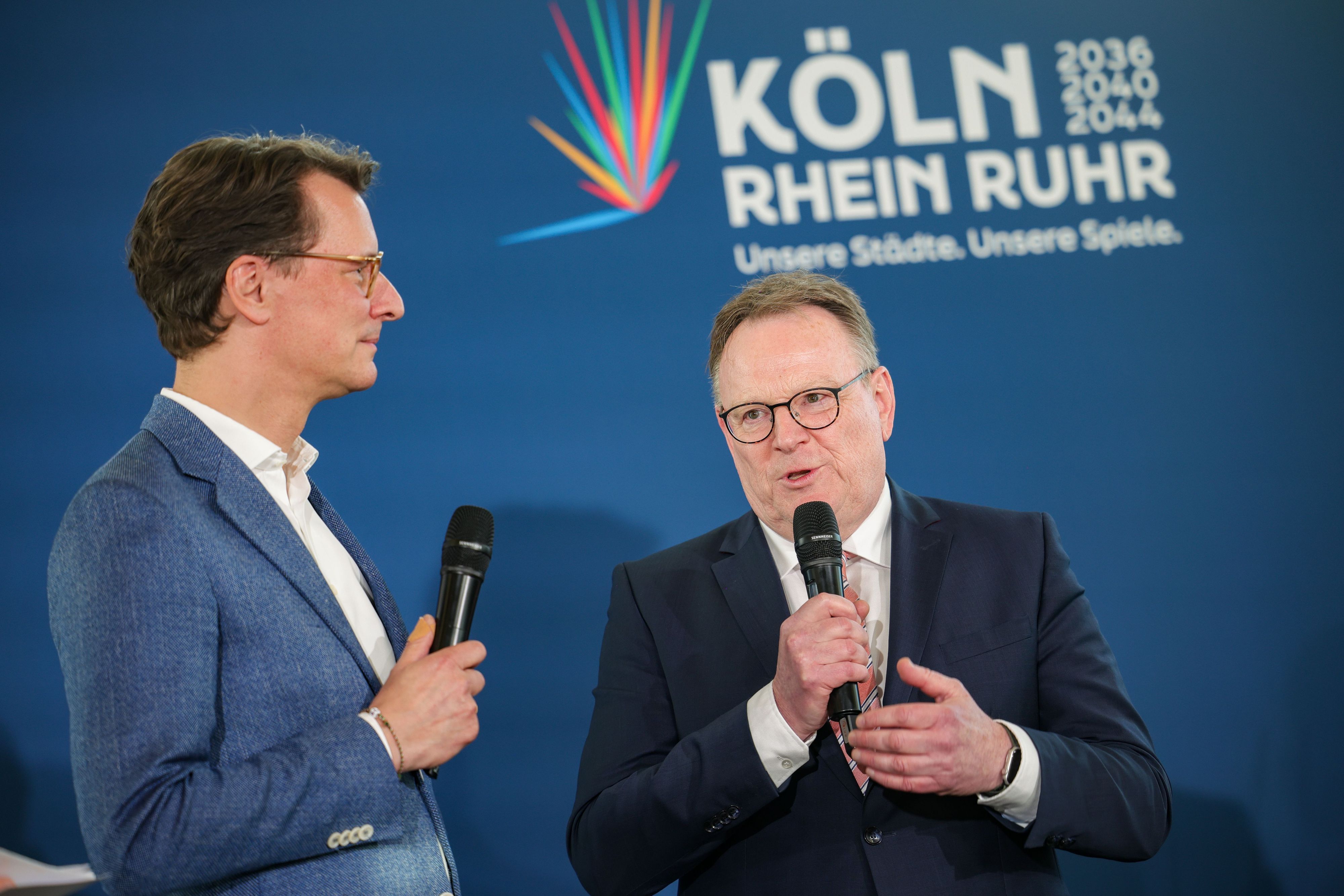 NRW-Ministerpräsident Hendrik Wüst (CDU) und Kölns Oberbürgermeister Torsten Burmester (SPD, rechts)