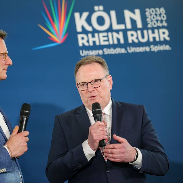 NRW-Ministerpräsident Hendrik Wüst (CDU) und Kölns Oberbürgermeister Torsten Burmester (SPD, rechts)